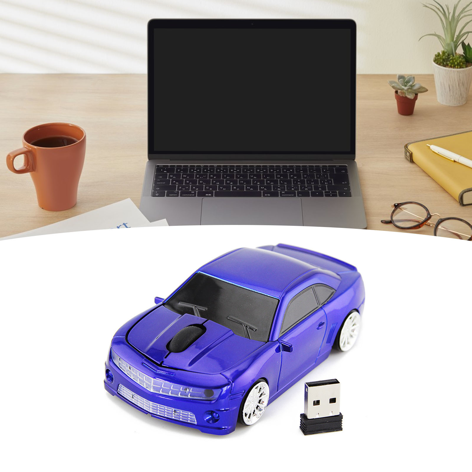 Eine blaue Spielzeugauto-Maus mit USB-Empfänger, auf einem Schreibtisch mit Laptop.