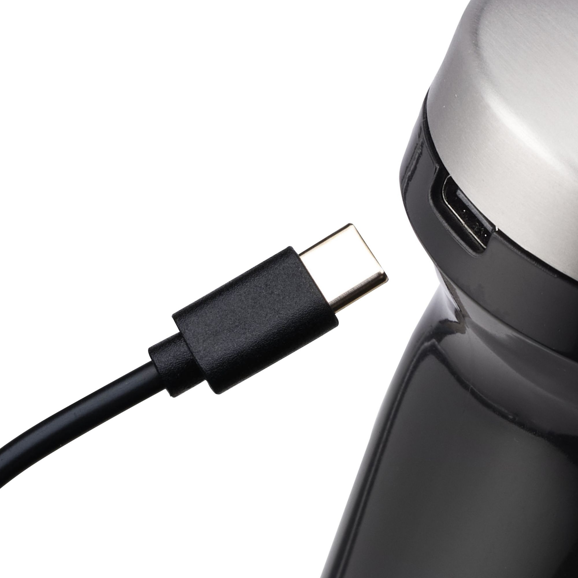 Ein schwarzes USB-C-Ladekabel ist in ein schwarzes Gerät eingesteckt. Das Gerät befindet sich auf weißem Hintergrund.