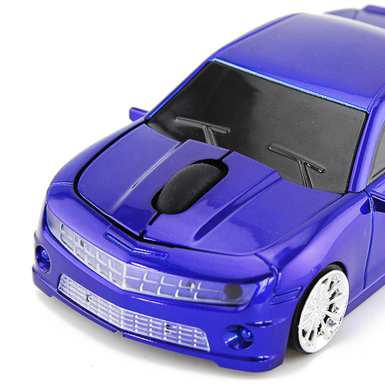Ein blaues Spielzeugauto mit mausförmiger Oberseite, weißen Rädern und Scheinwerfern. Es steht auf weißem Grund.