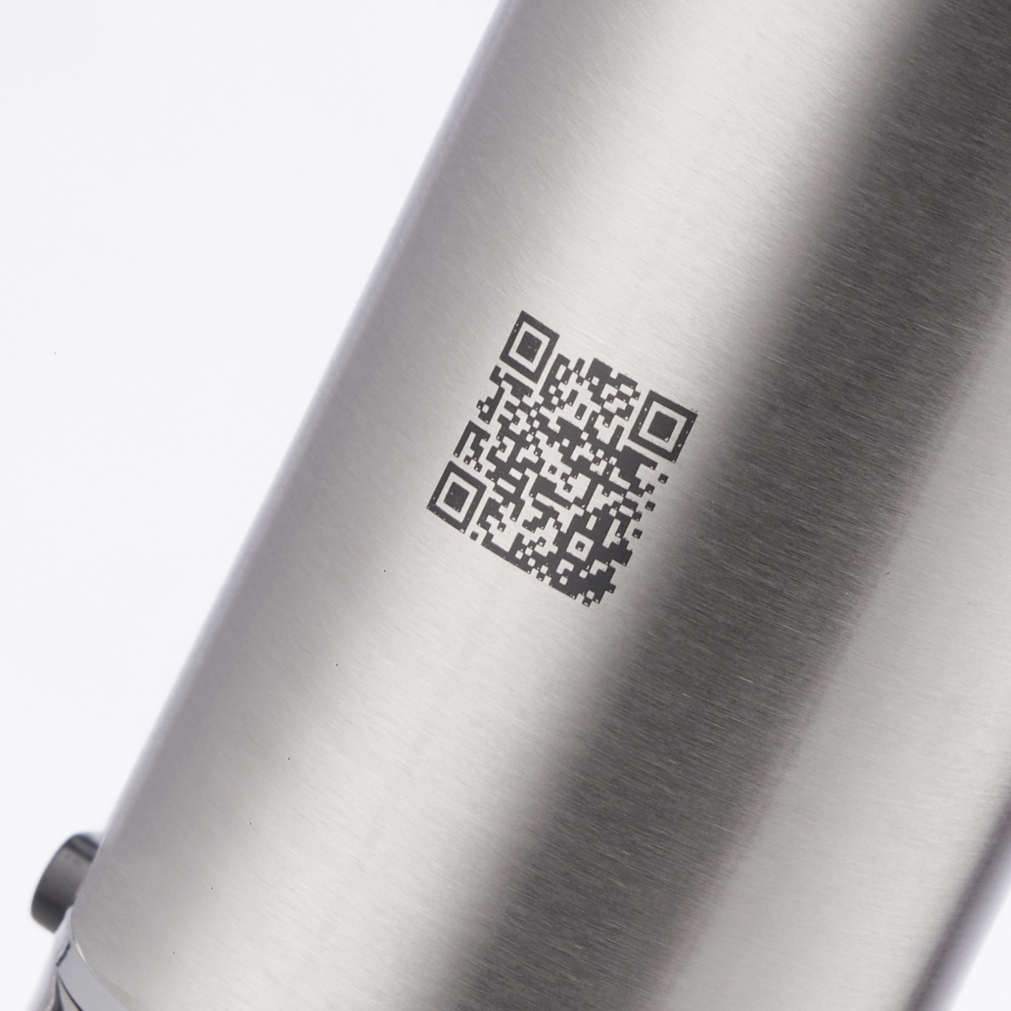 Nahaufnahme einer Metalloberfläche mit einem aufgedruckten QR-Code.