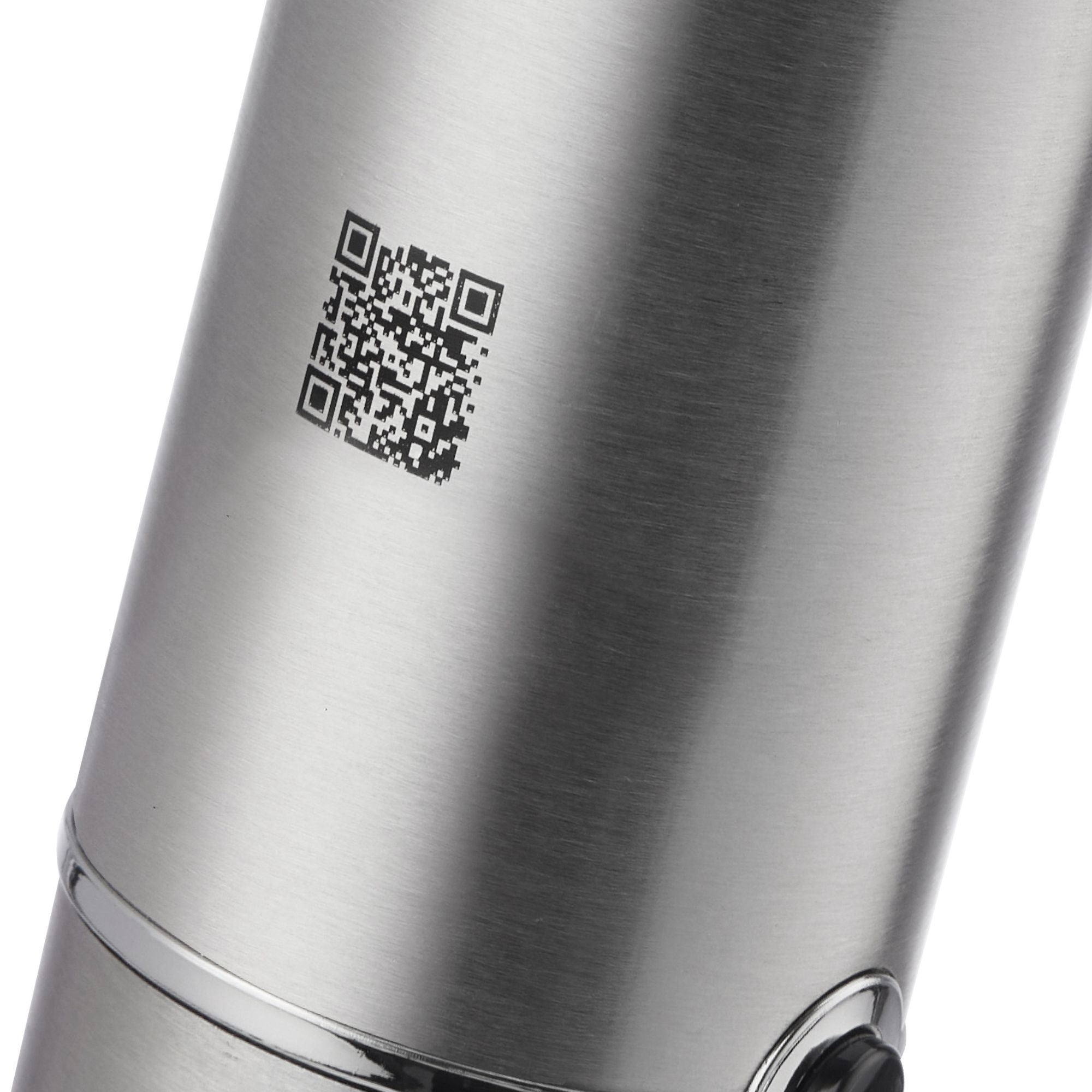 Nahaufnahme eines metallischen Zylinders mit einem QR-Code, wahrscheinlich auf der Oberfläche eines Produkts.