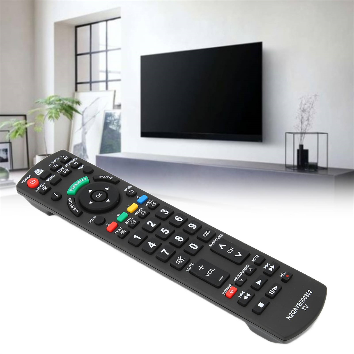 Eine schwarze Fernbedienung für einen Fernseher mit vielen Knöpfen, auf weißem Hintergrund.