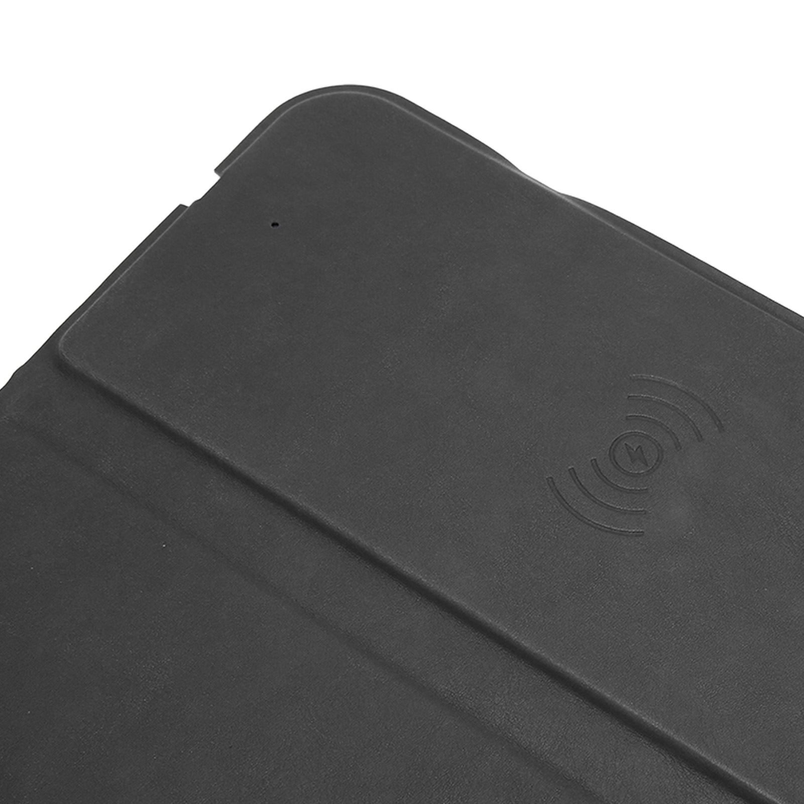 Schwarze Tablethülle. Die Hülle hat ein Symbol für kabelloses Laden in der oberen Ecke.
