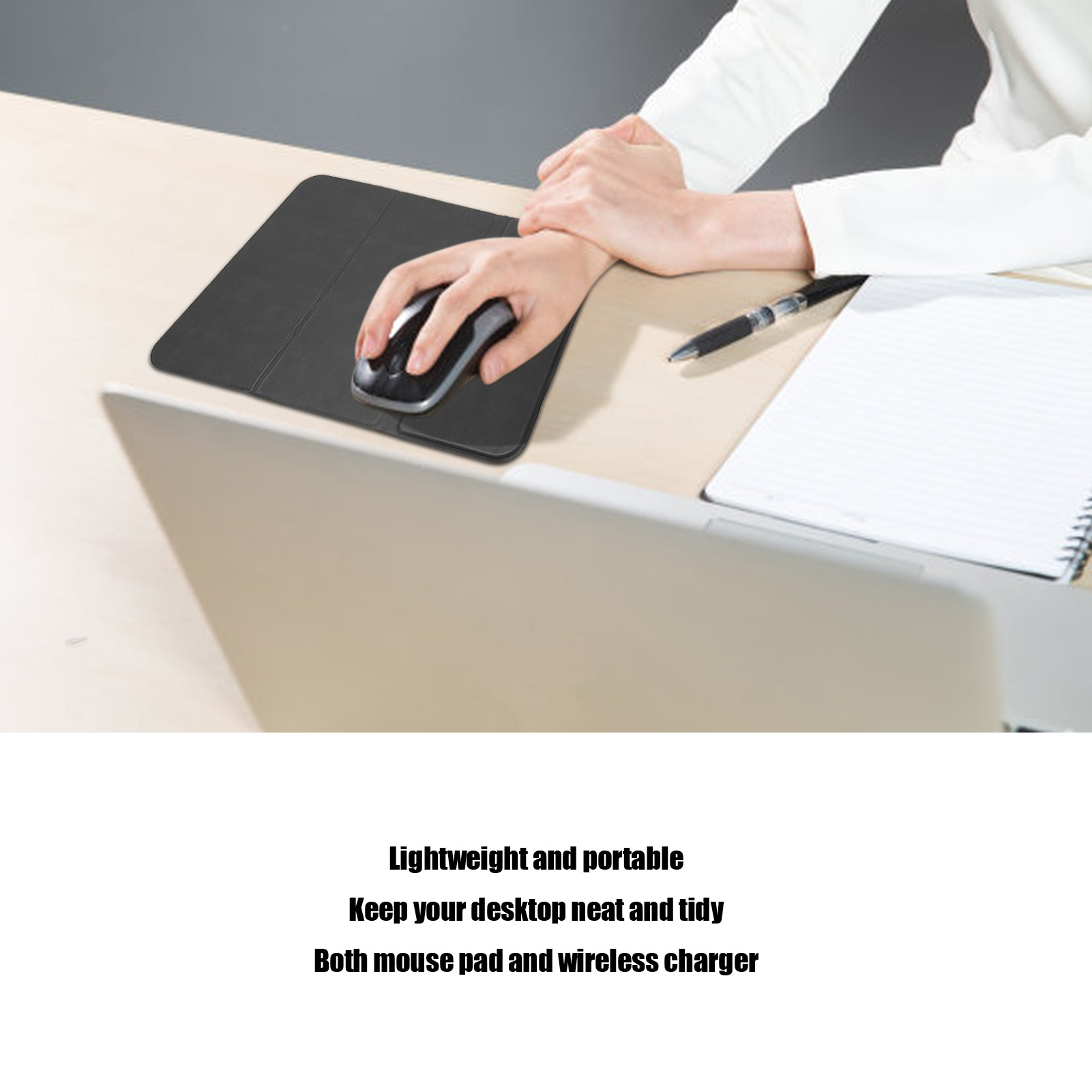 Hände einer Person auf einem Schreibtisch mit Maus und Mauspad, und einem Laptop im Hintergrund.
