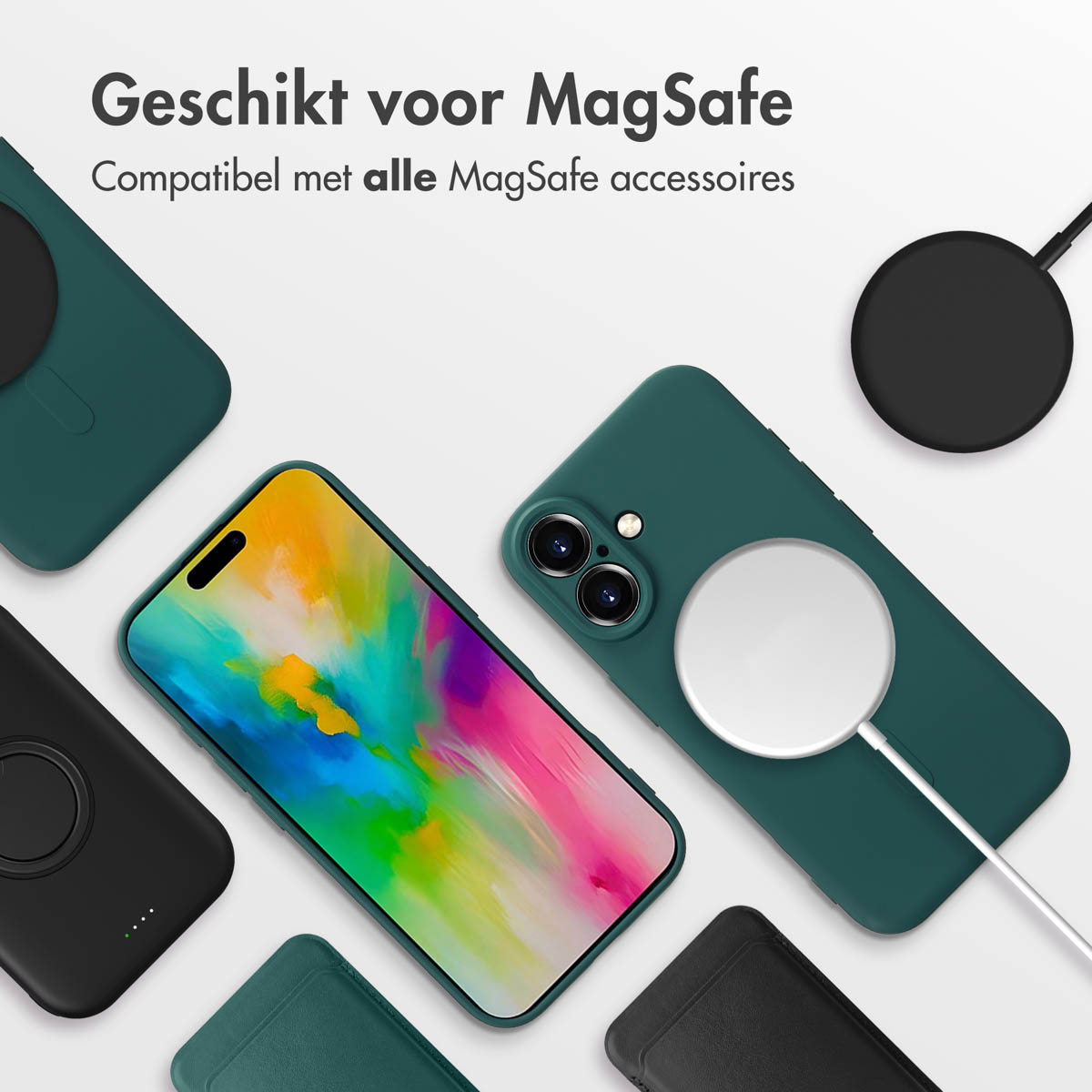 Téléphones avec étuis MagSafe et chargeurs sur une surface blanche.