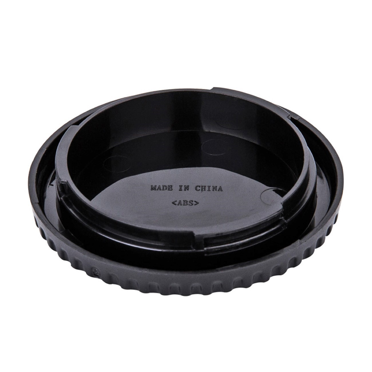 Schwarze Kunststoff-Objektivkappe. 'MADE IN CHINA' und '<lt/>ABS<gt/>' sind innen aufgedruckt.