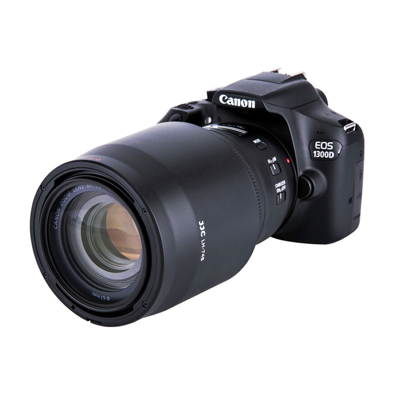 Schwarze Canon EOS 1300D Kamera mit Objektiv, das nach links zeigt, auf weißem Grund.