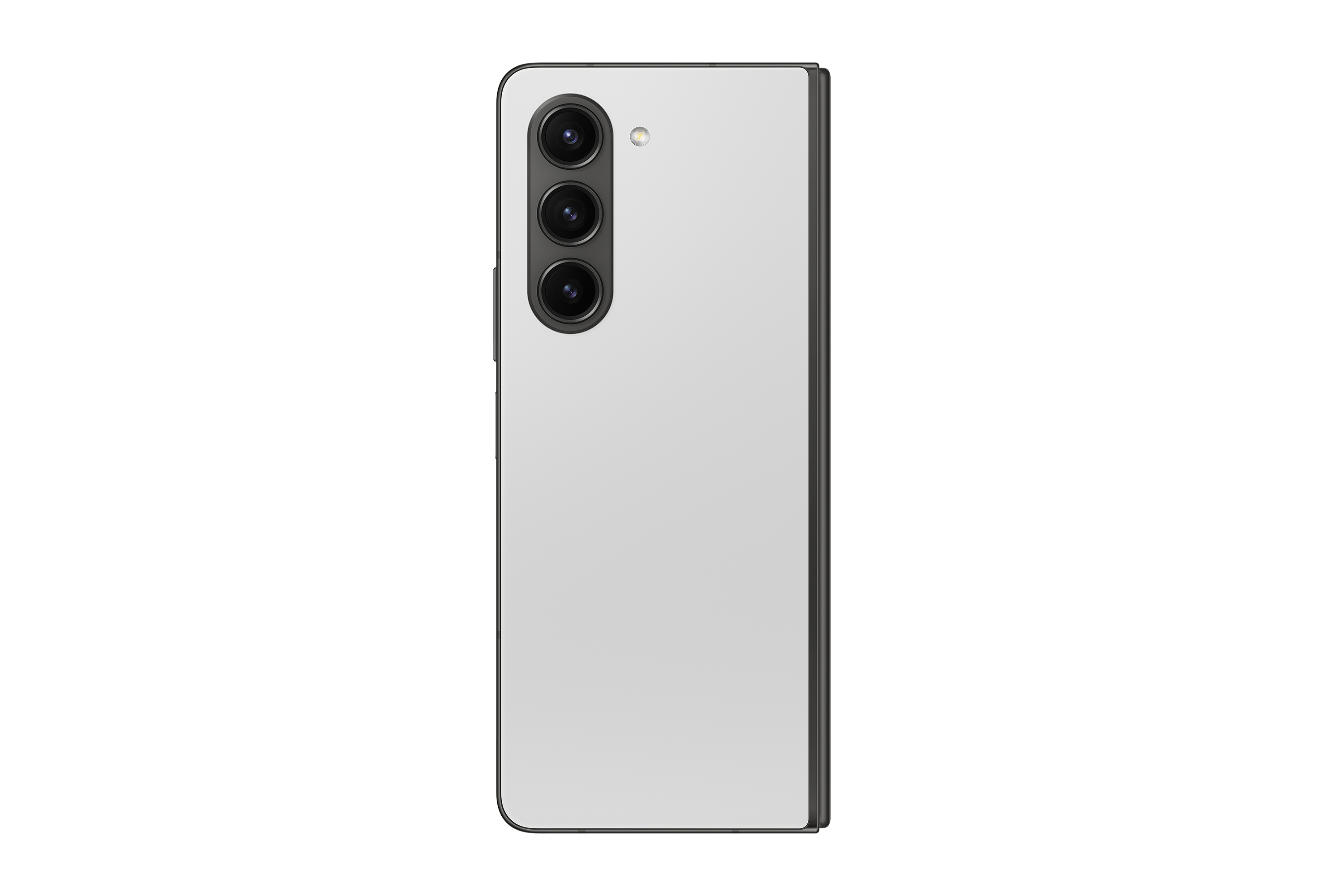 Ein geschlossenes weißes Smartphone mit drei Kameras auf der Rückseite, vor weißem Hintergrund.