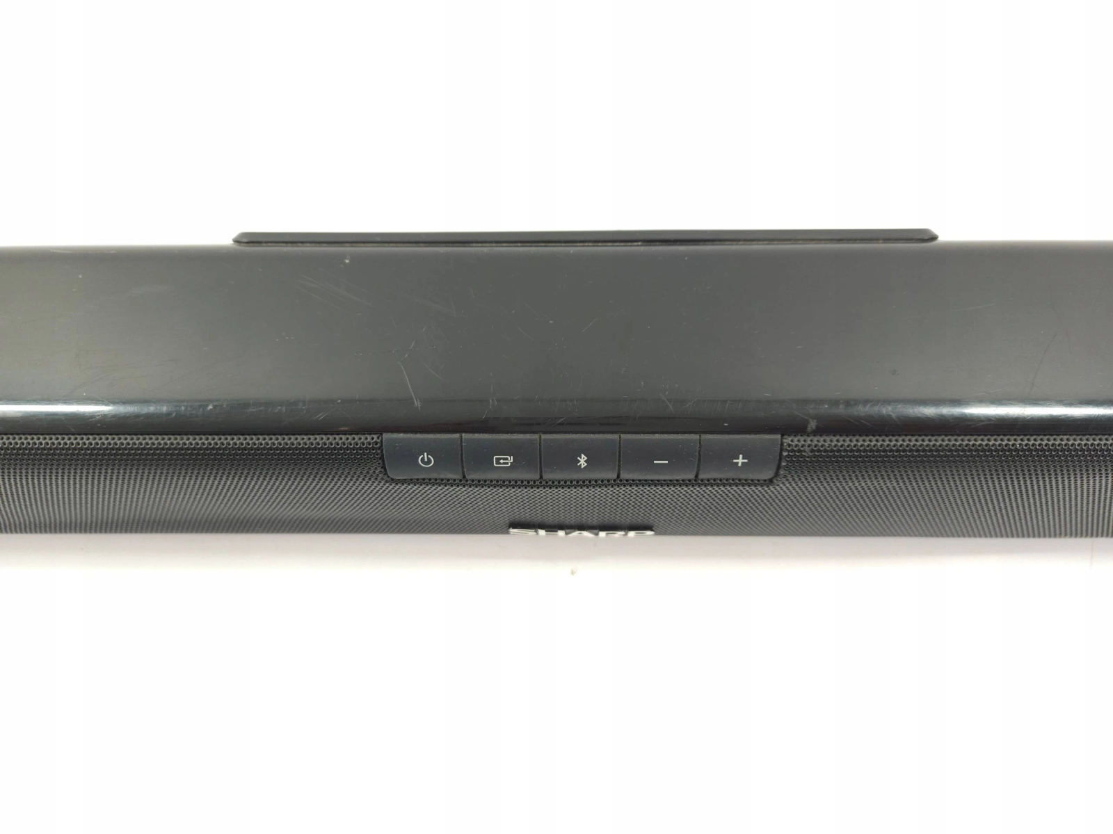 Soundbar nera, vista frontale. Alimentazione, ingresso, Bluetooth, pulsanti volume e logo BOSE.