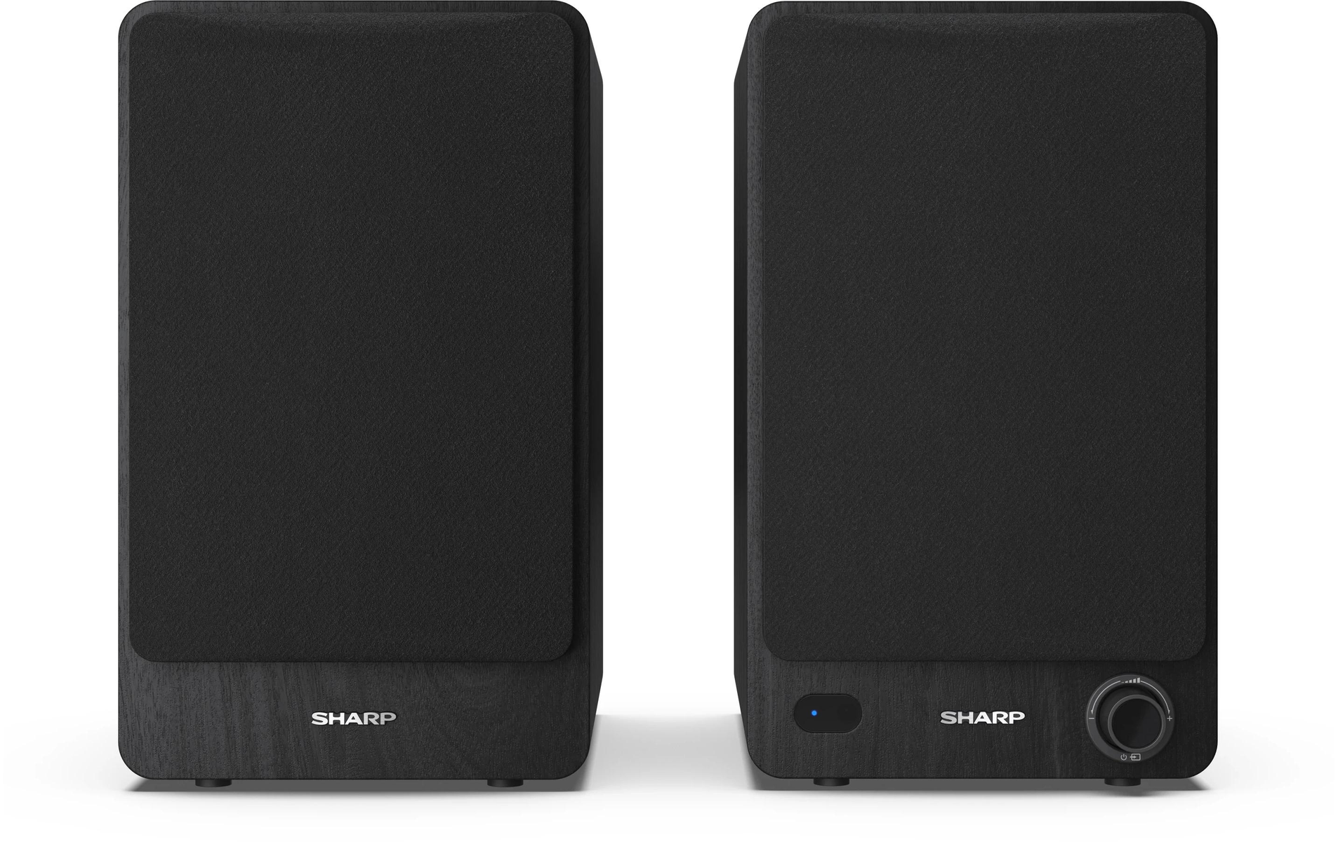 Dwa czarne głośniki z wykończeniem imitującym drewno, jeden z pokrętłem głośności i logo Sharp.