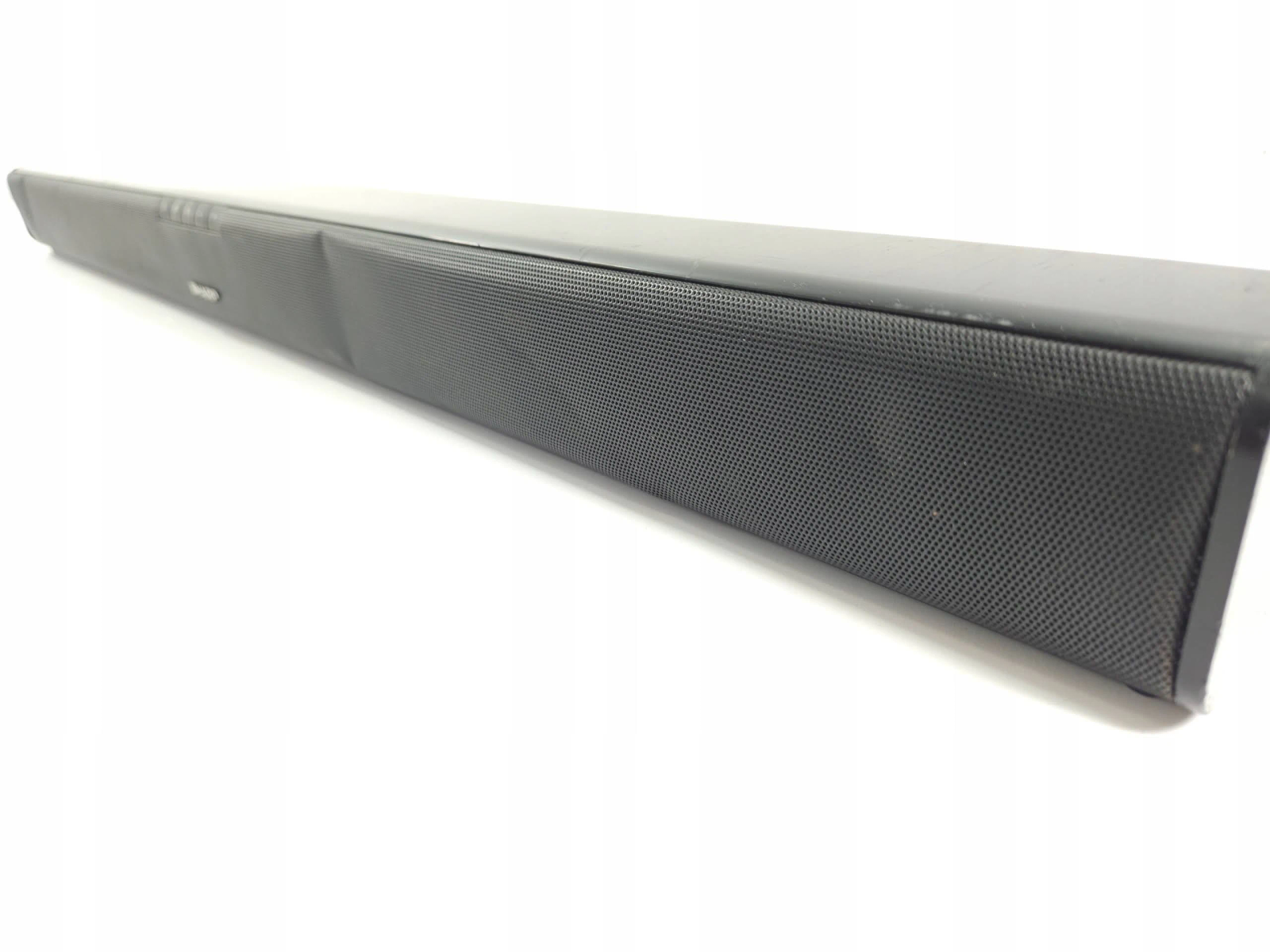 Soundbar nera, griglia altoparlante, vista angolata, sfondo bianco.