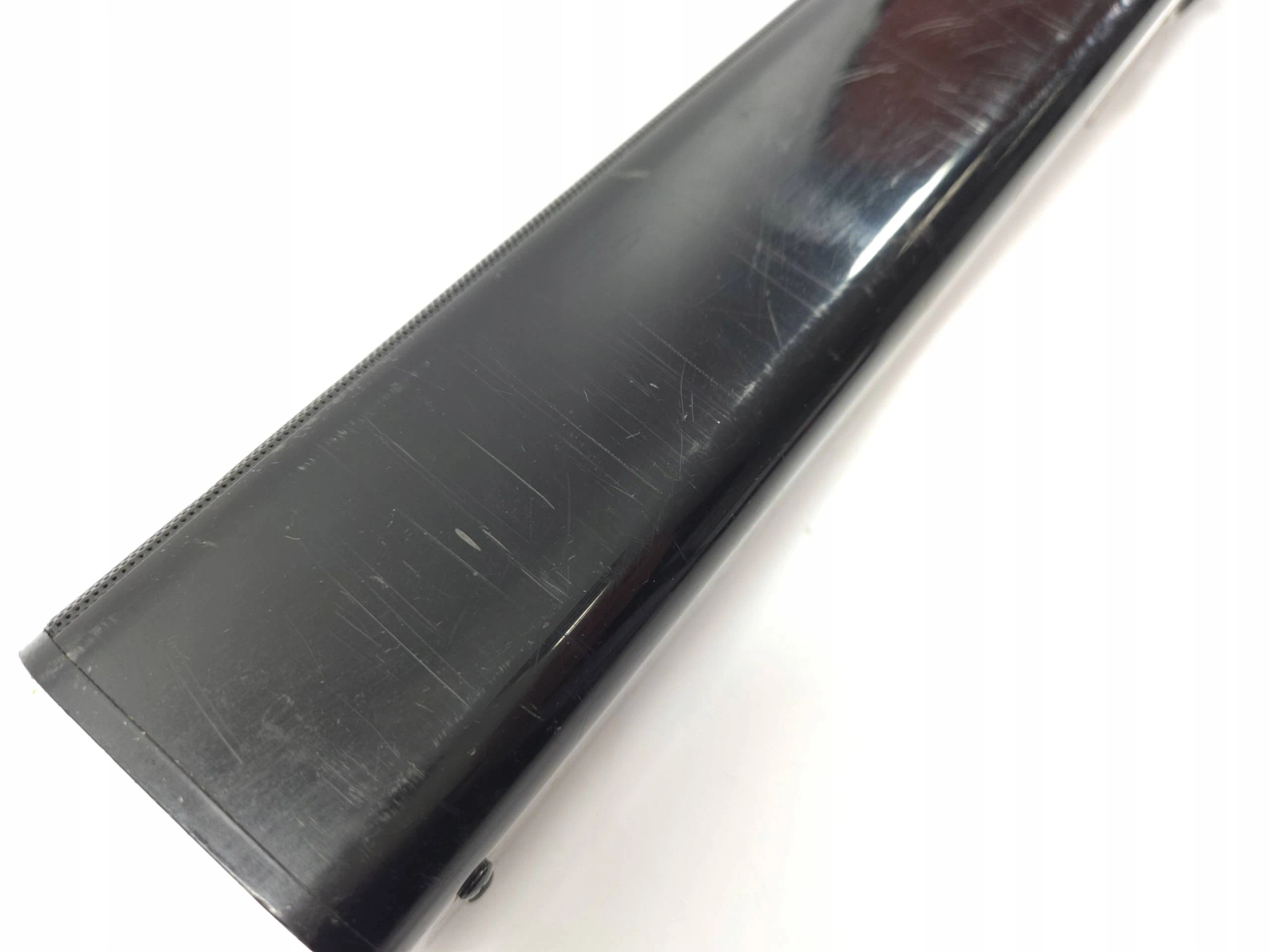Oggetto nero, lucido, lungo, stretto con una leggera curva.