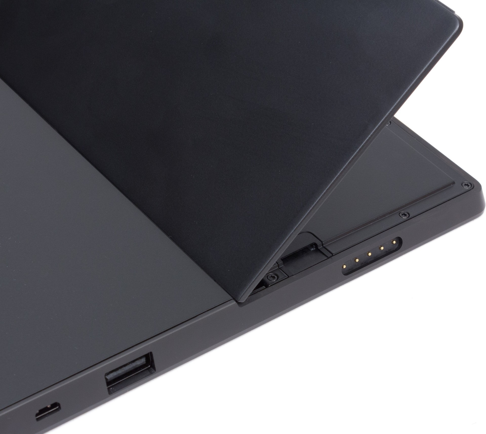 Schwarzes Tablet, teilweise geöffnet, USB-Anschluss und Anschlüsse sichtbar.