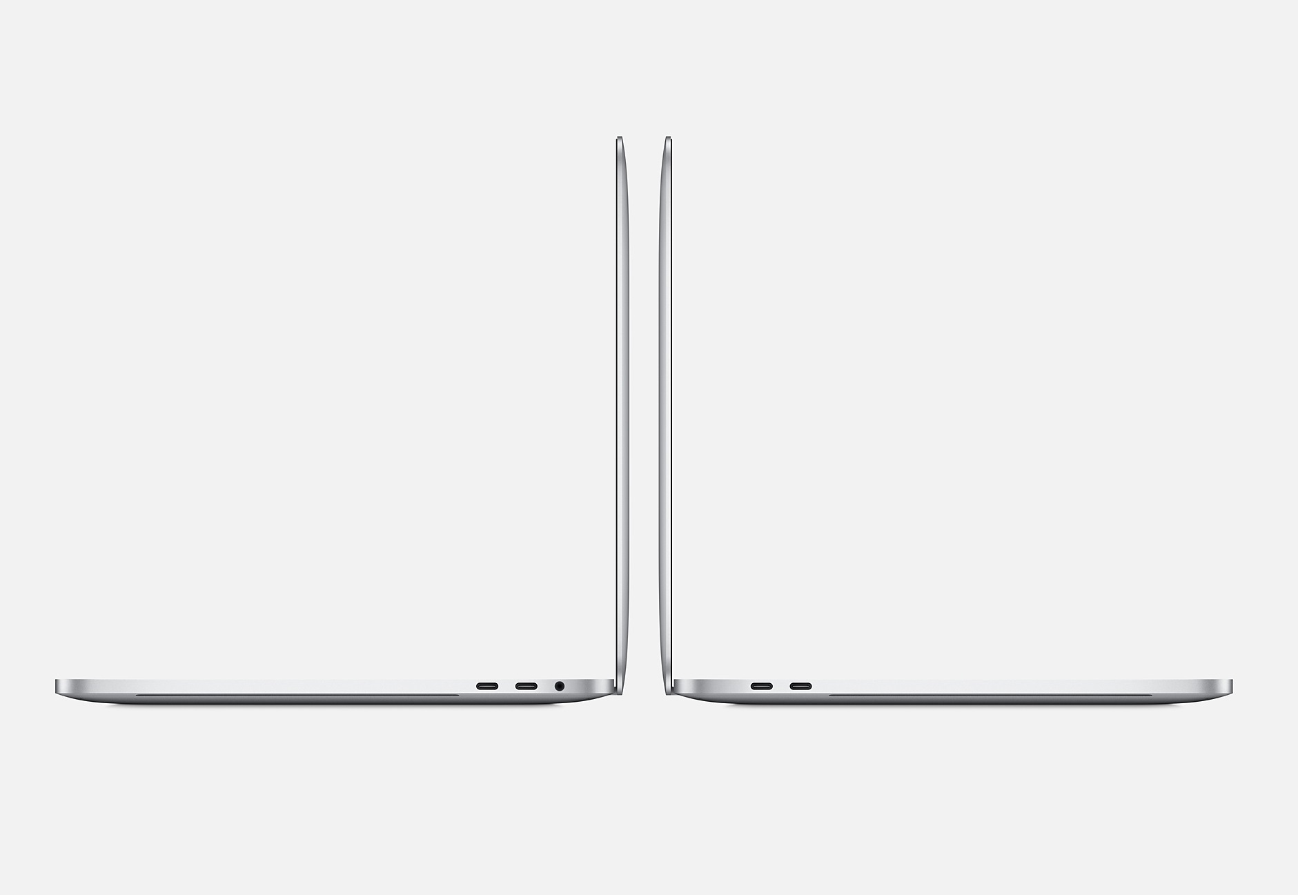 Zwei silberne Laptops, im Profil gezeigt, stehen sich auf weißem Hintergrund gegenüber.