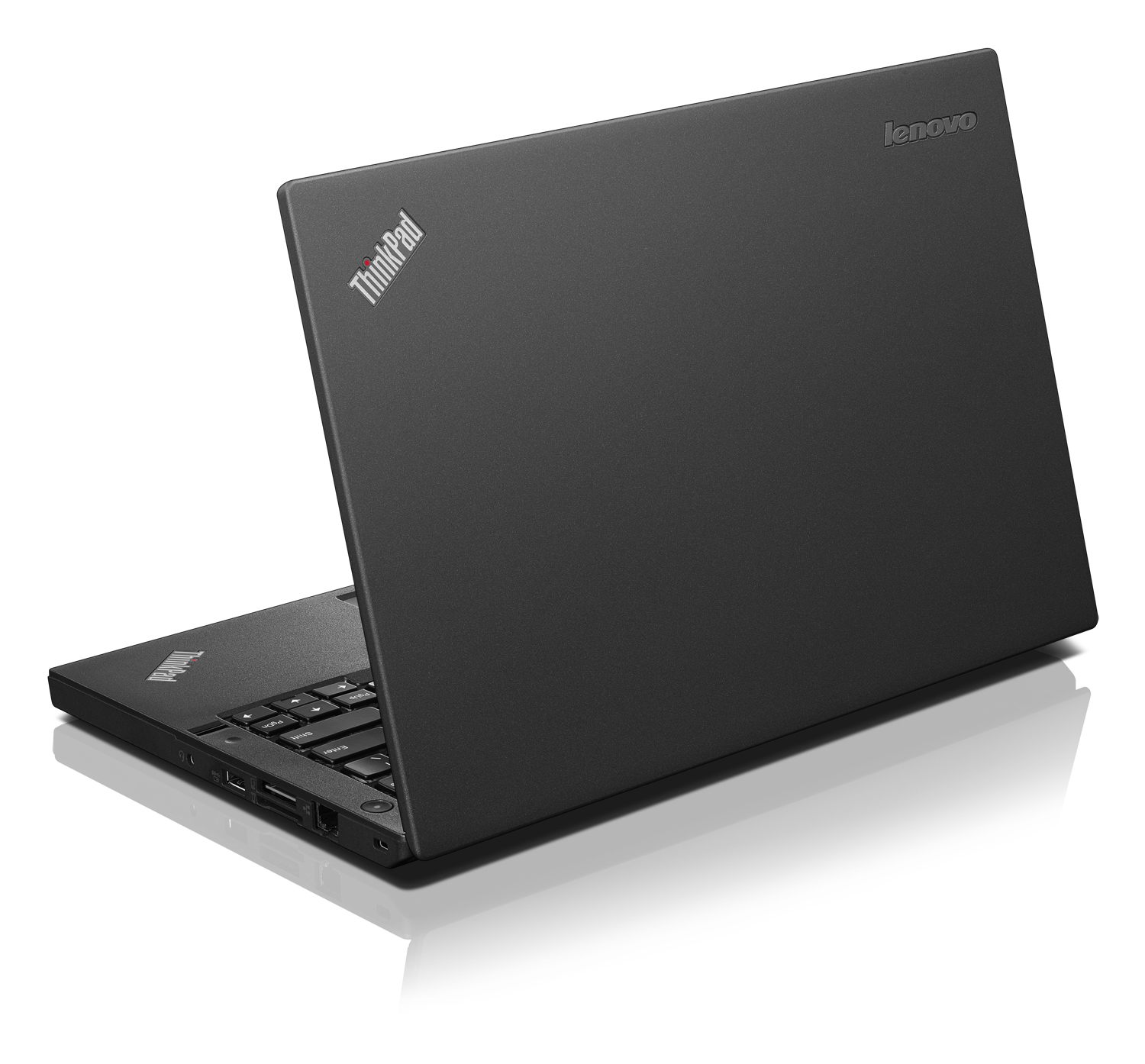 Schwarzer Lenovo ThinkPad Laptop, teilweise geöffnet, Tastatur sichtbar. Oben geschlossen mit Lenovo-Logo.