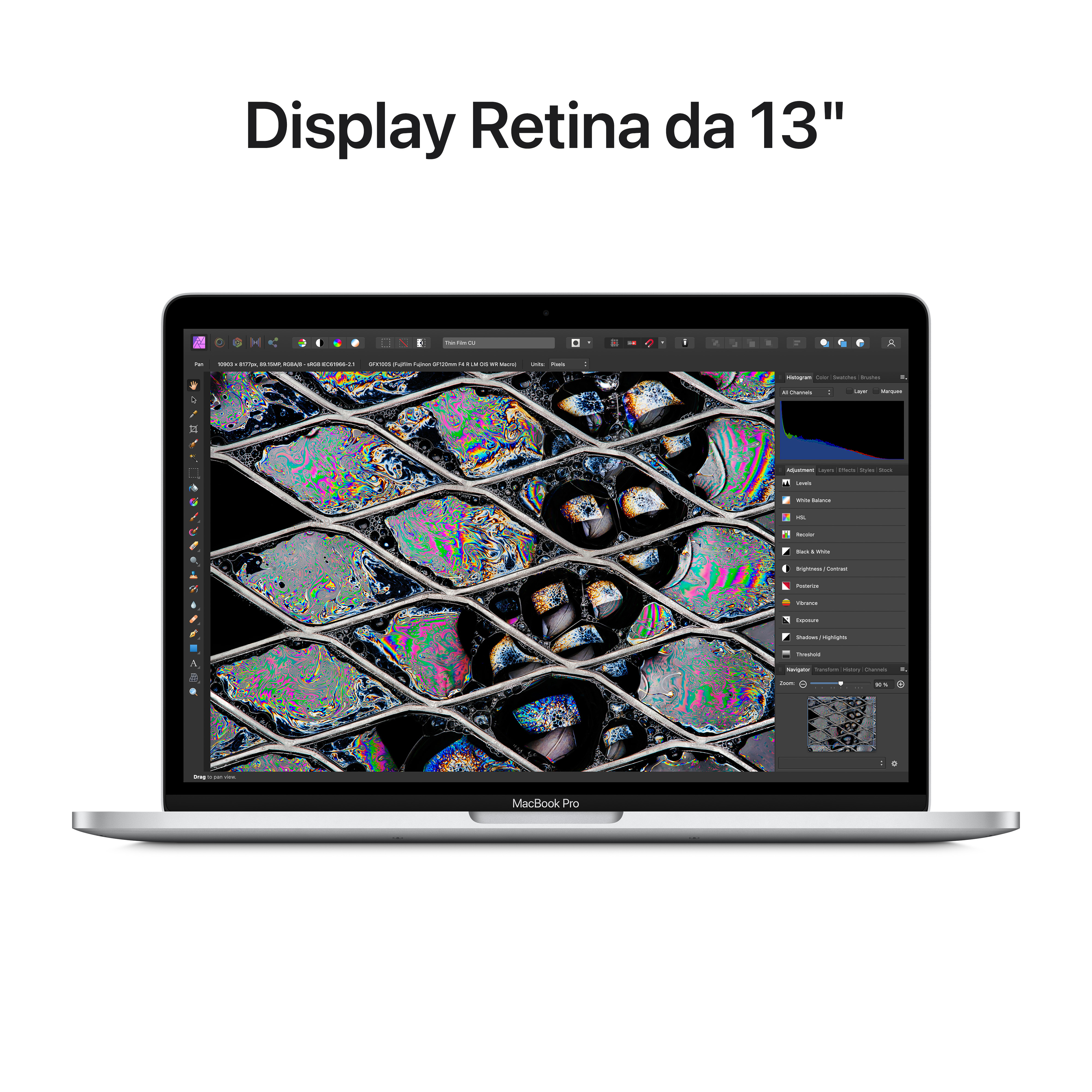 Srebrny MacBook Pro z otwartym ekranem, wyświetlający kolorowy, abstrakcyjny obraz.