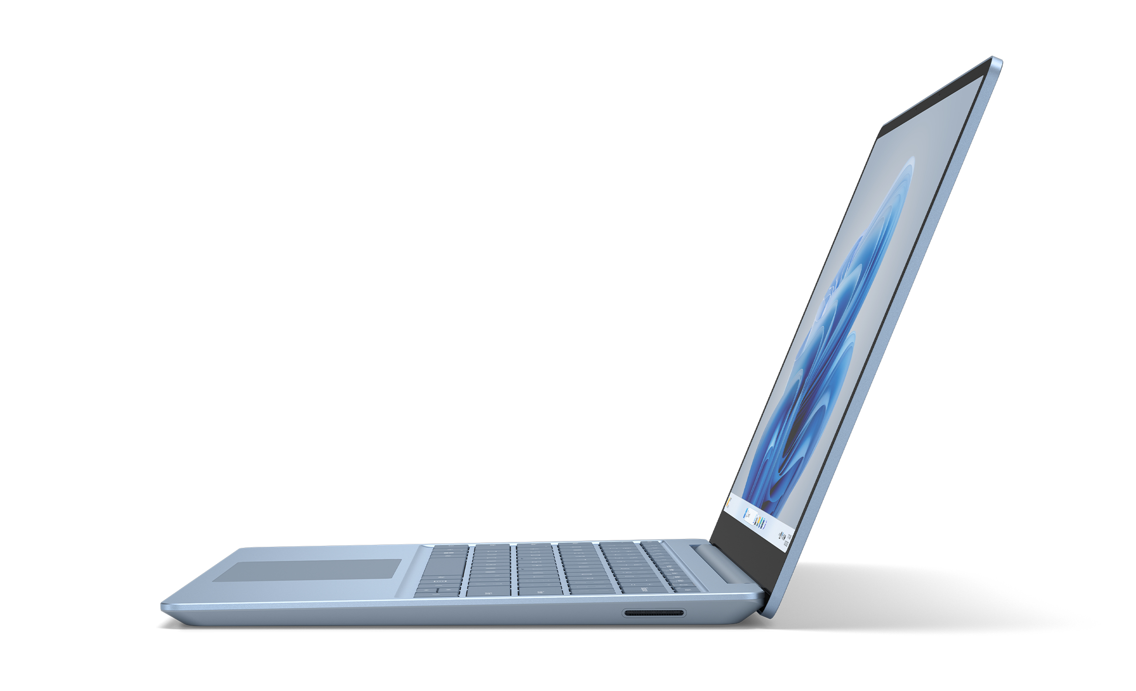 Jasnoniebieski laptop na białym tle, lekko otwarty, pokazujący klawiaturę i ekran.