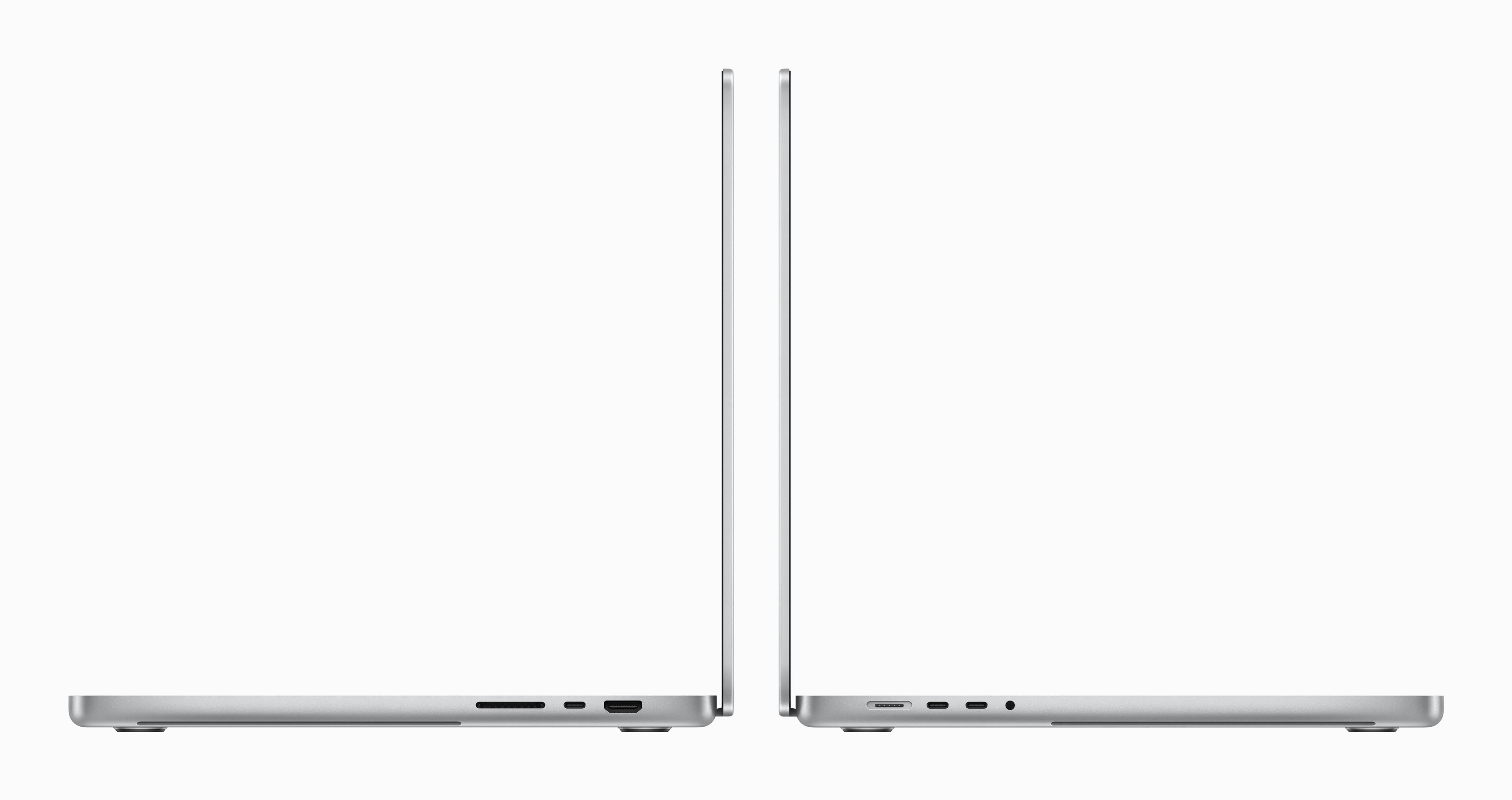 Dwa srebrne laptopy z boku. Lewy pokazuje porty, prawy inny bok.