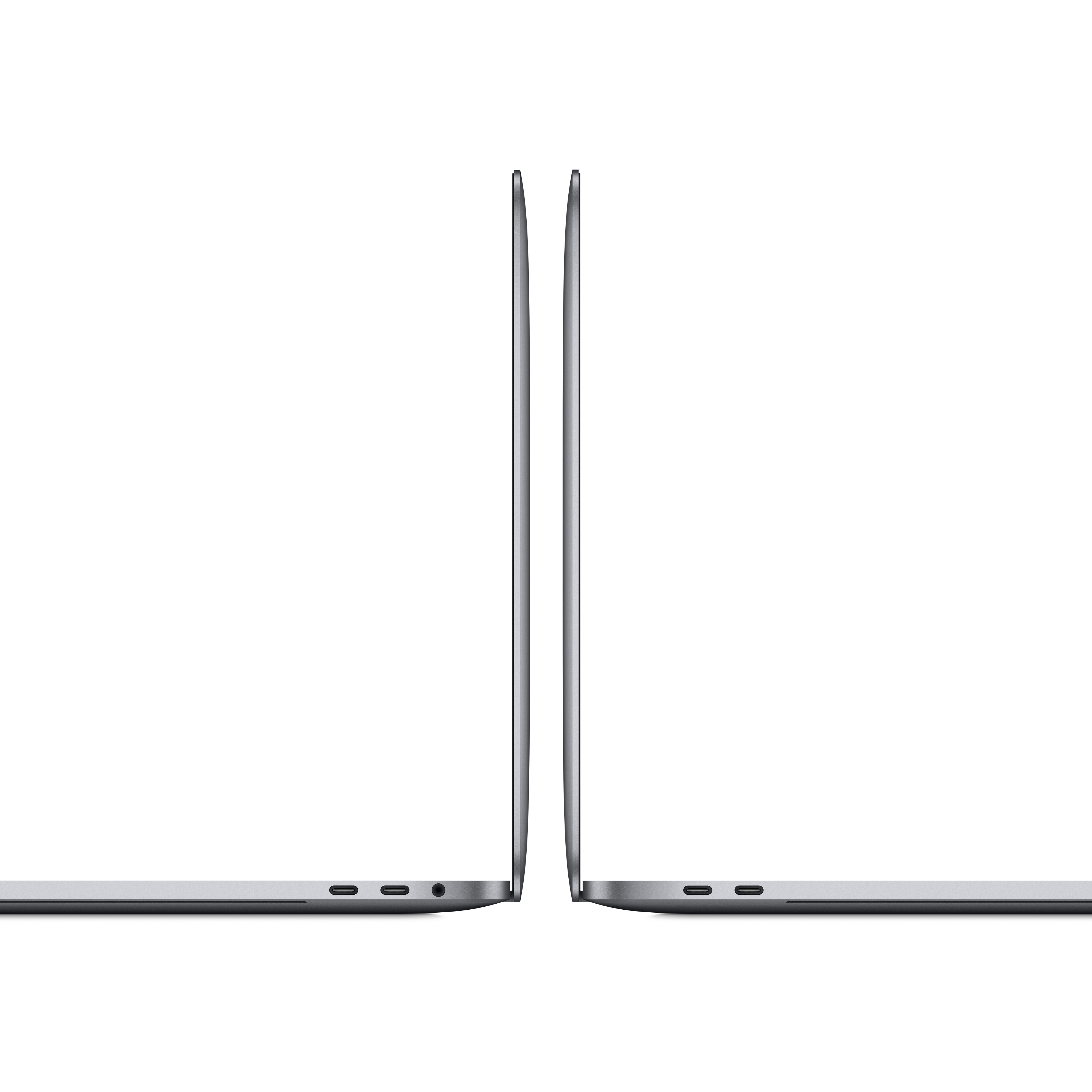 Due laptop argentati visti di lato, che mostrano i loro profili sottili su uno sfondo bianco.