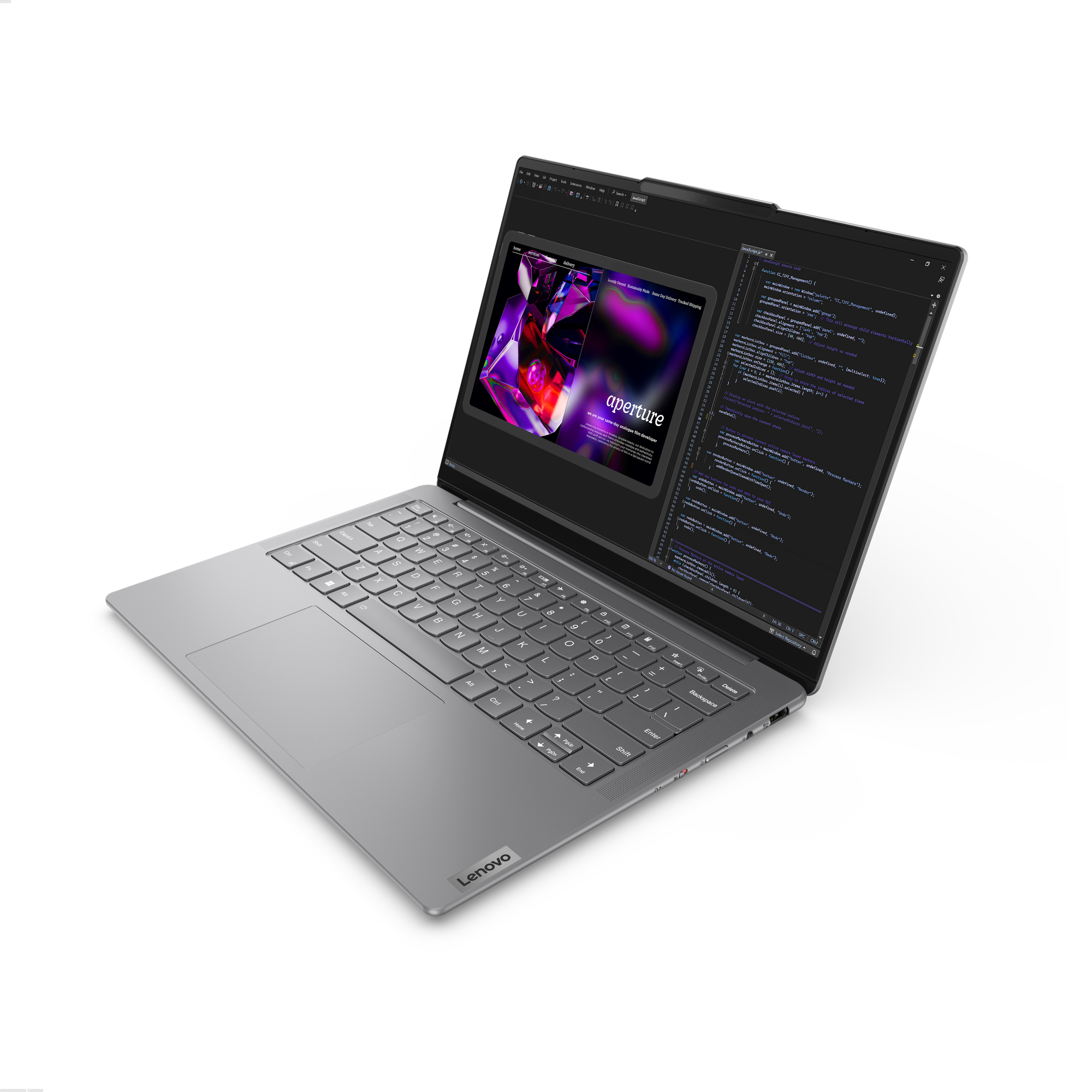 Laptop Lenovo argento aperto su una superficie bianca, che mostra un'interfaccia di design e codice.