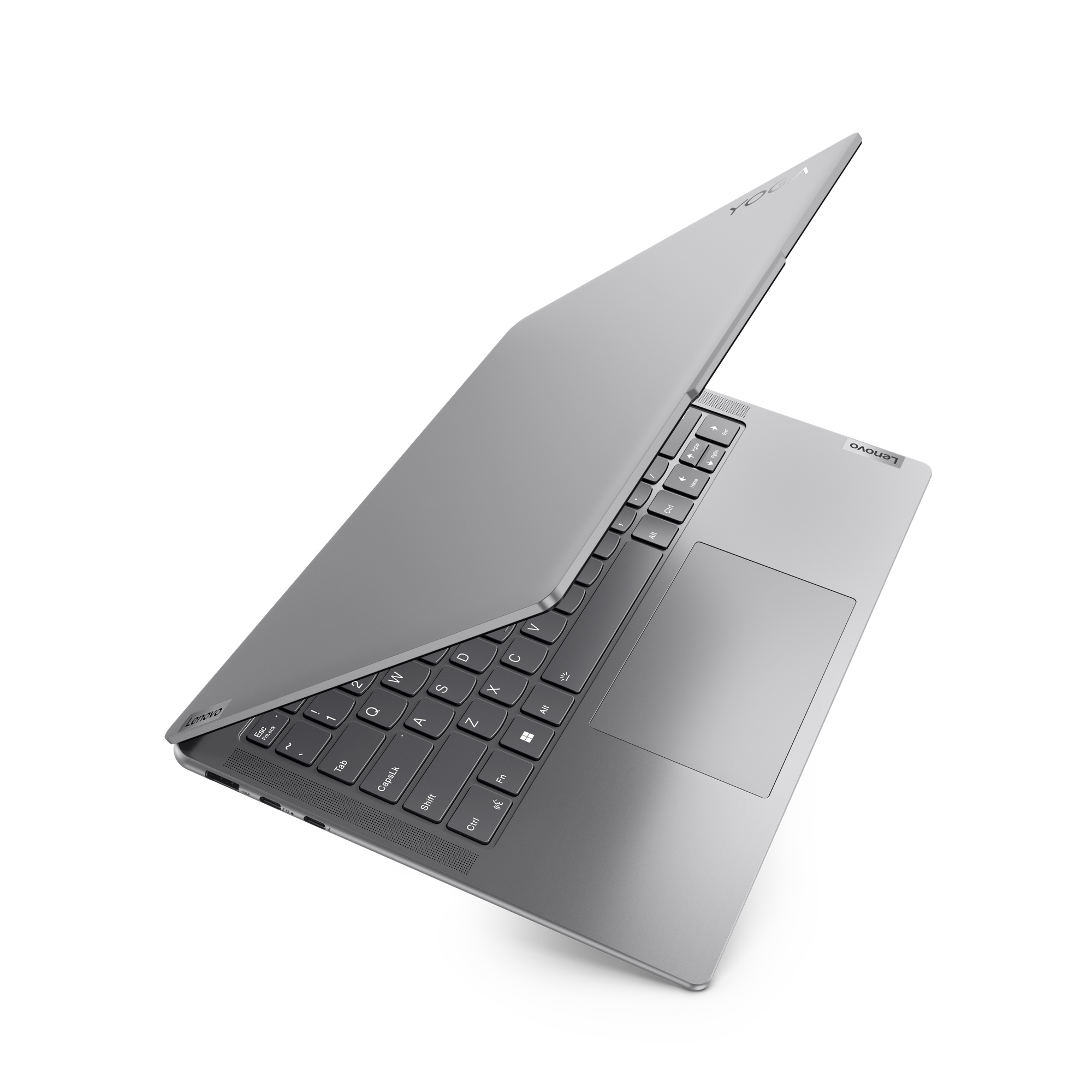 Laptop Lenovo argento, aperto inclinato. La tastiera è visibile. Lo sfondo è bianco.