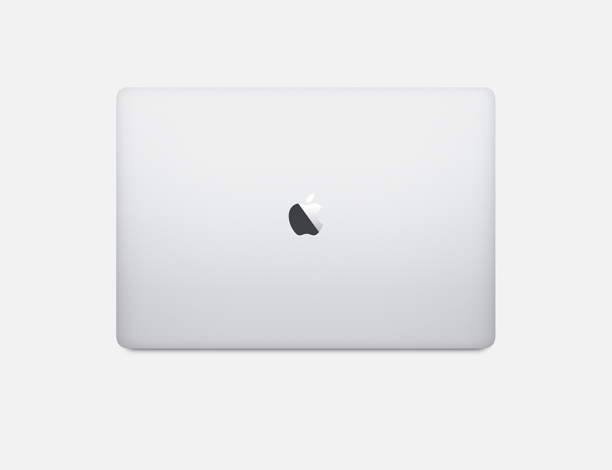 Srebrny laptop z logo Apple na górnej pokrywie. Tło jest jednolicie białe.