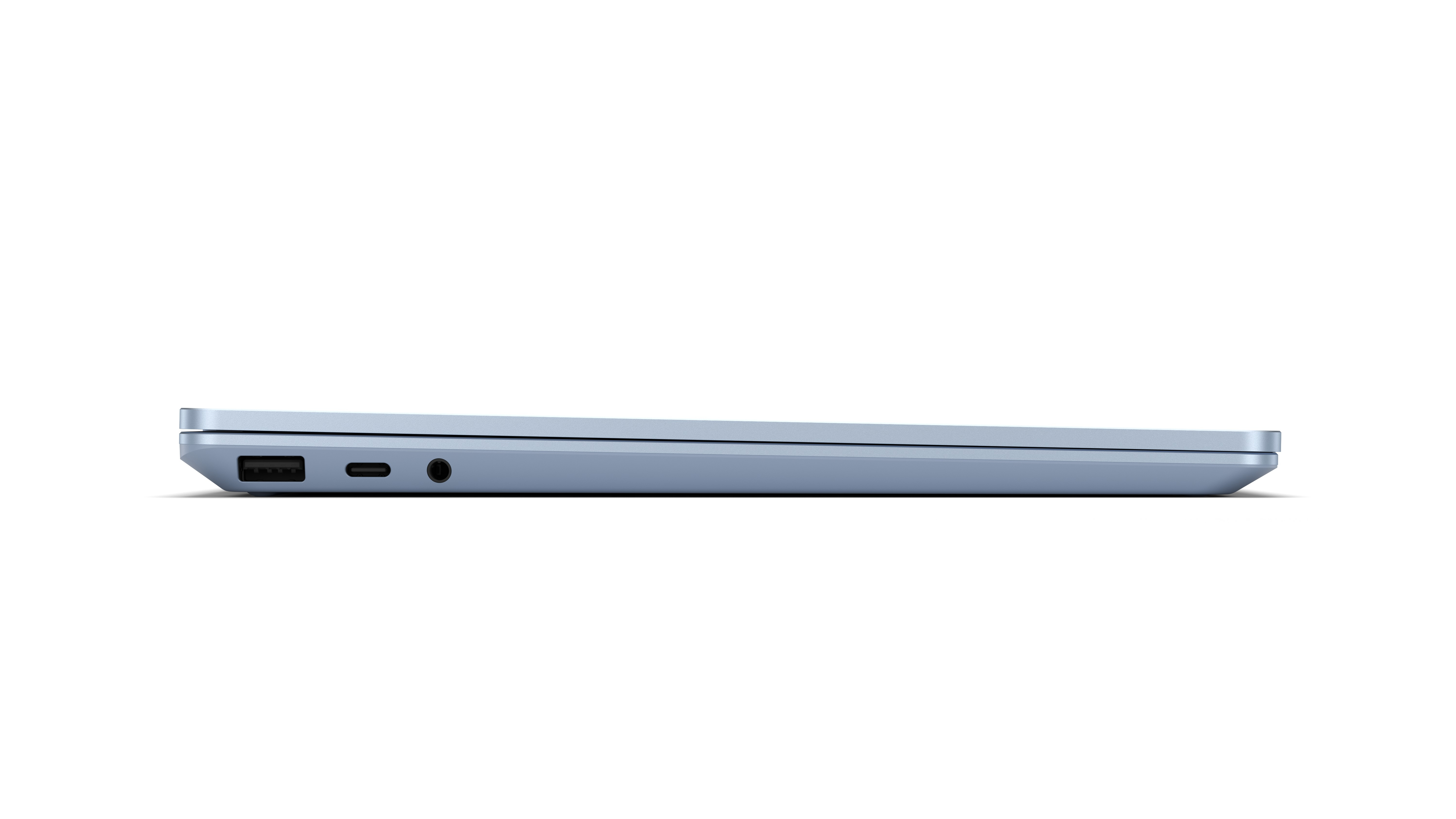 Seitenansicht eines hellblauen Laptops. Anschlüsse sichtbar. Weißer Hintergrund.