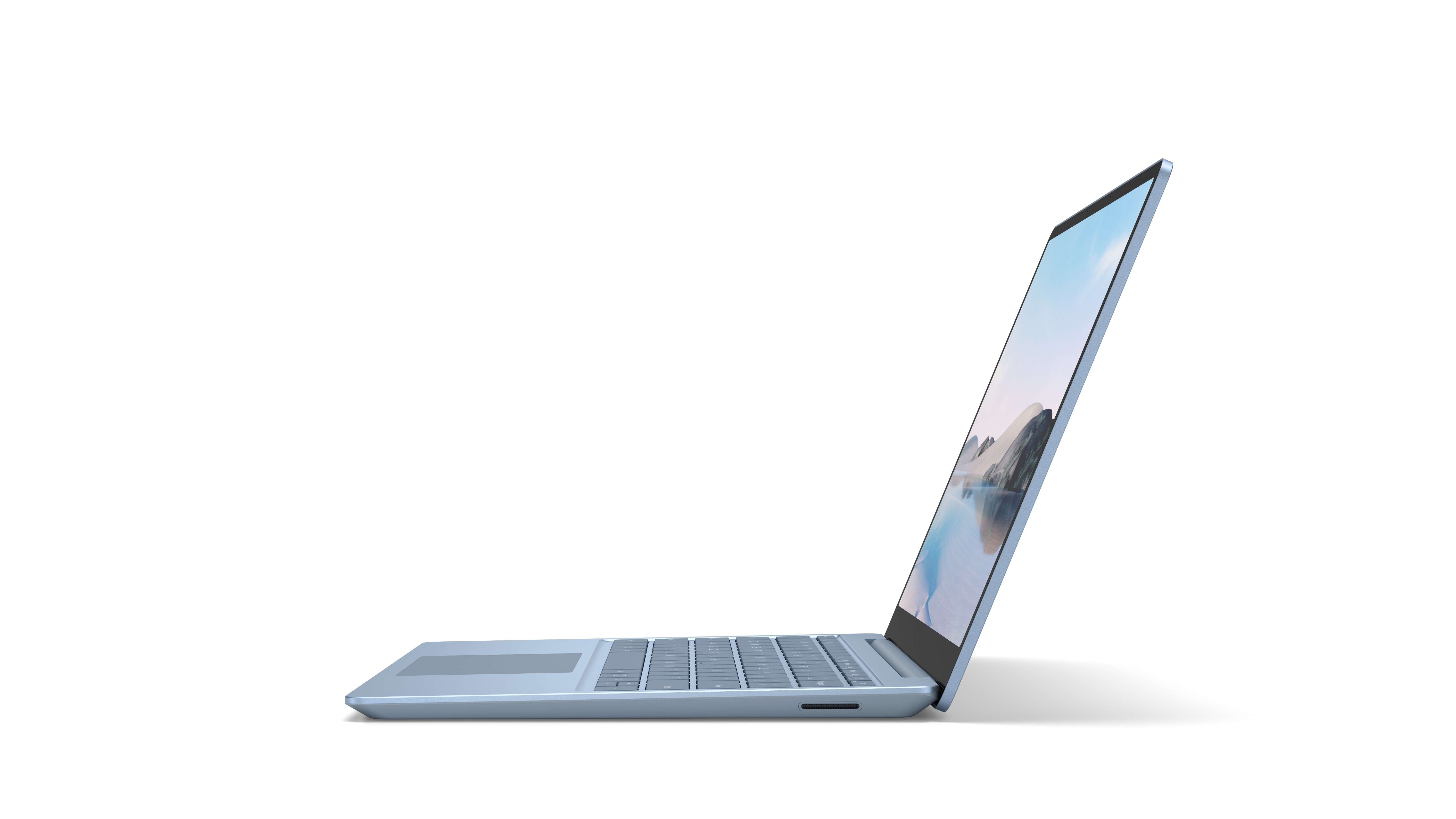 Ein hellblauer Laptop mit geöffnetem Deckel, der Tastatur und Bildschirm zeigt, auf weißem Hintergrund.