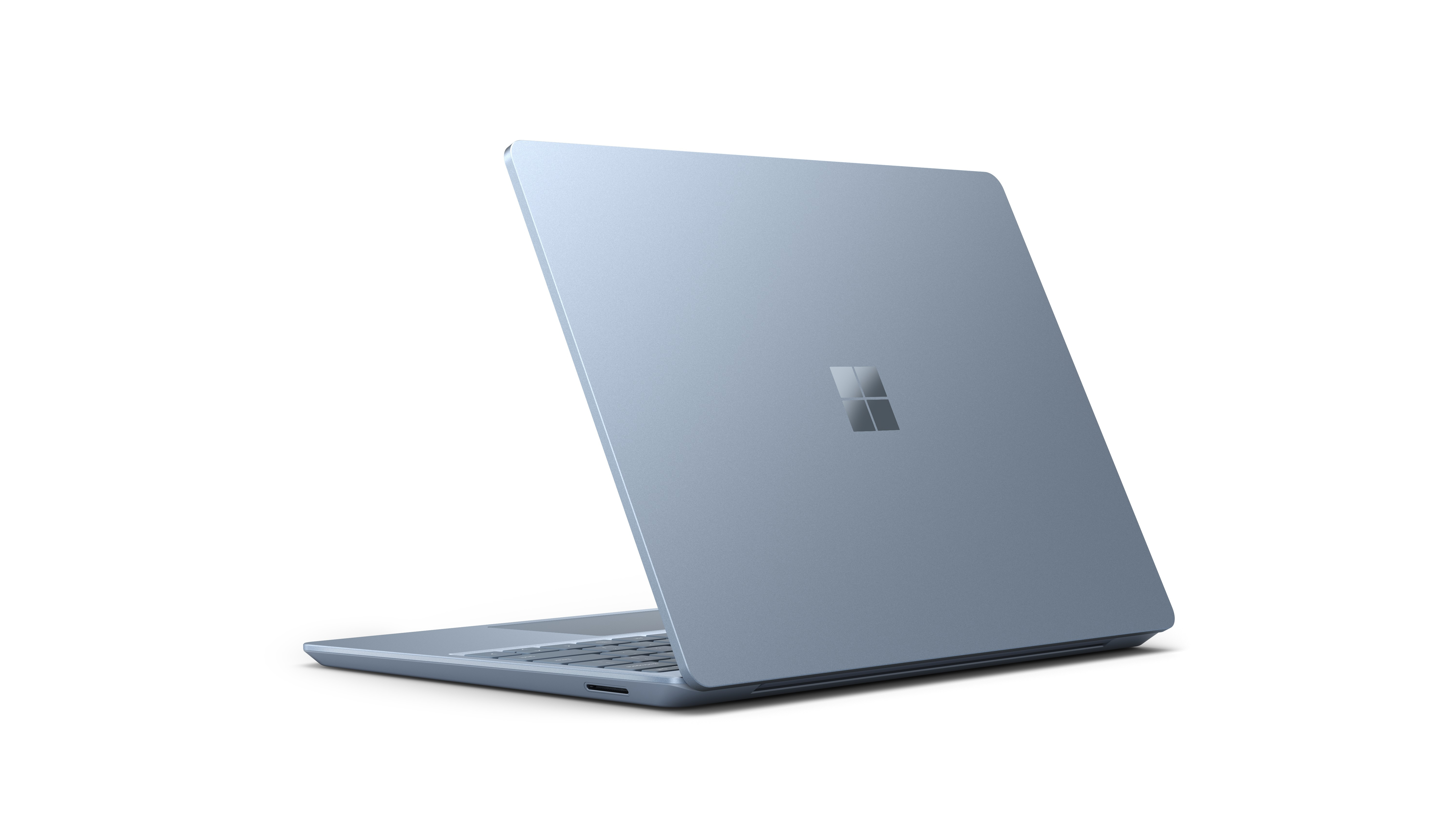 Blauer Laptop, Rückansicht, leicht angewinkelt, mit Microsoft-Logo auf dem Deckel, auf weißem Hintergrund.