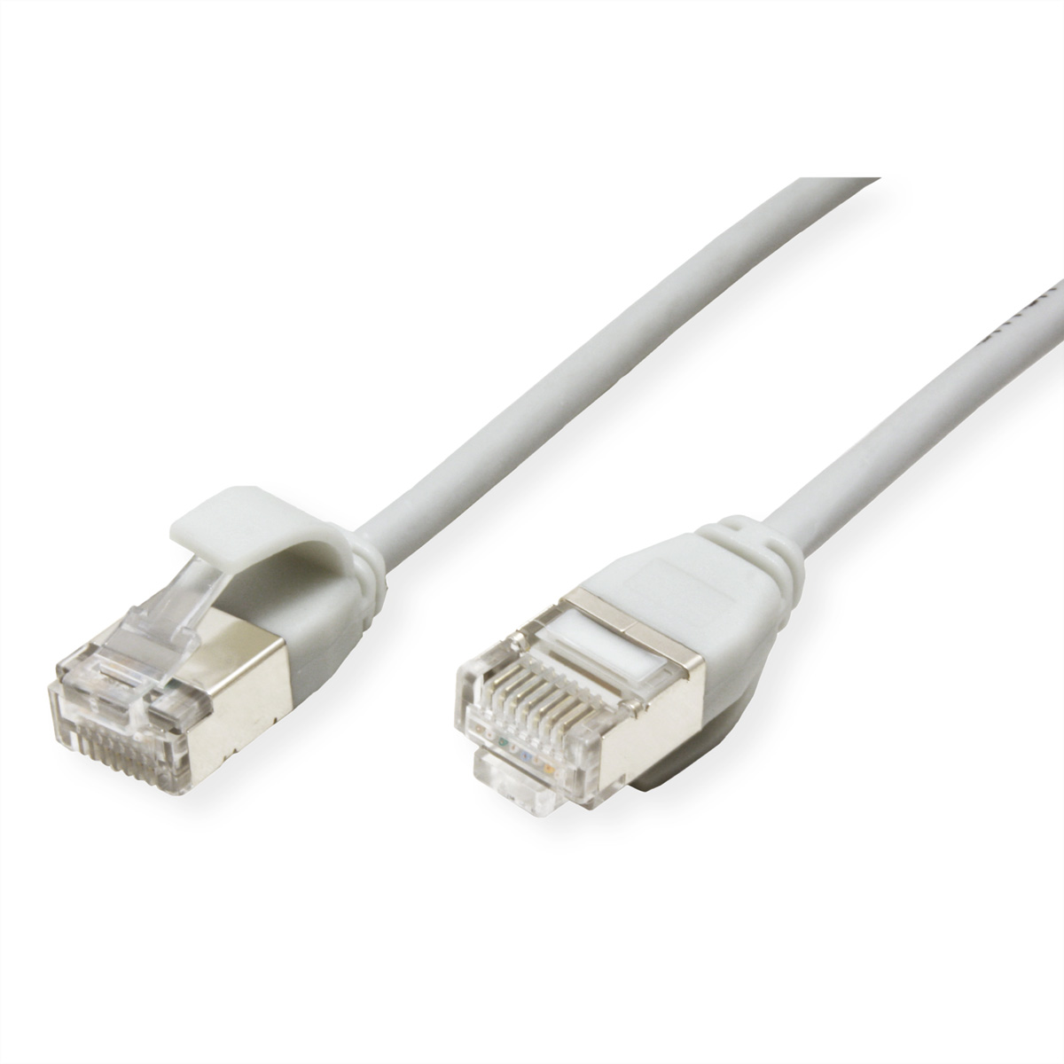Zwei weiße Ethernet-Kabel mit Anschlüssen, Nahaufnahme auf weißem Hintergrund.