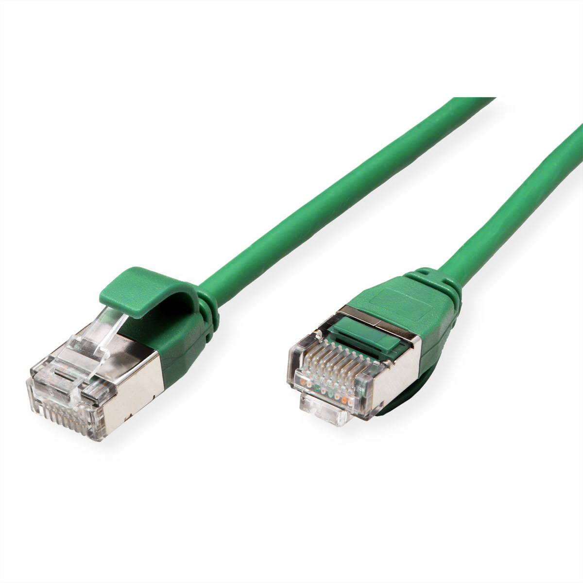 Grünes Ethernet-Kabel mit transparenten Steckern. Nahaufnahme auf weißem Hintergrund. Detaillierte Ansicht.