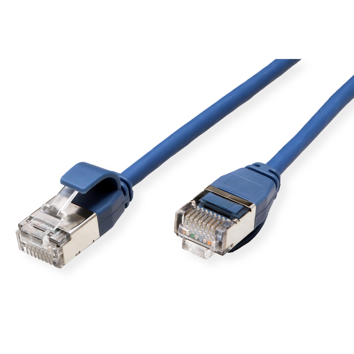 Blaues Ethernet-Kabel mit Steckern an beiden Enden auf weißem Hintergrund.