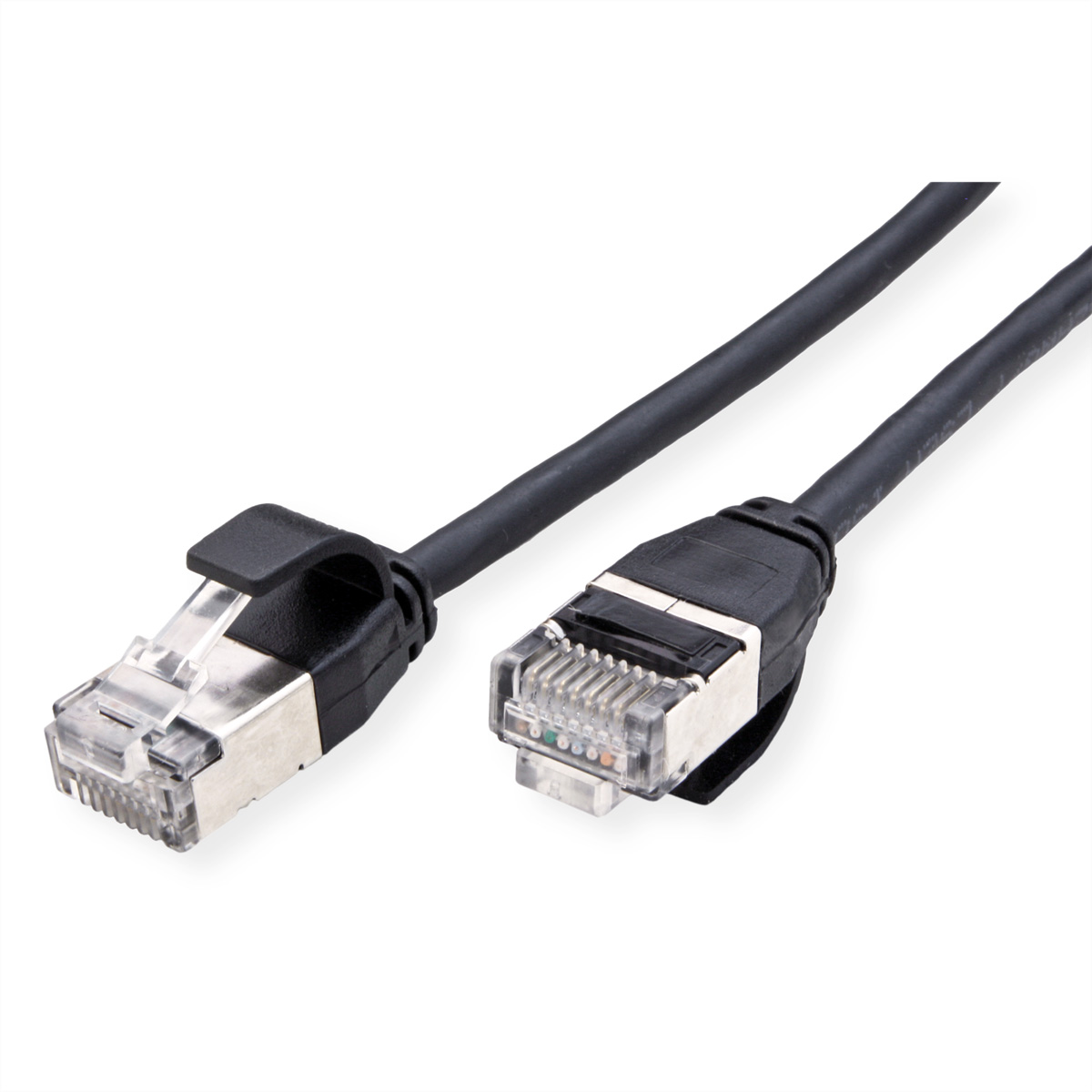 Zwei schwarze Netzwerkkabel mit RJ45-Anschlüssen, isoliert auf weißem Grund.