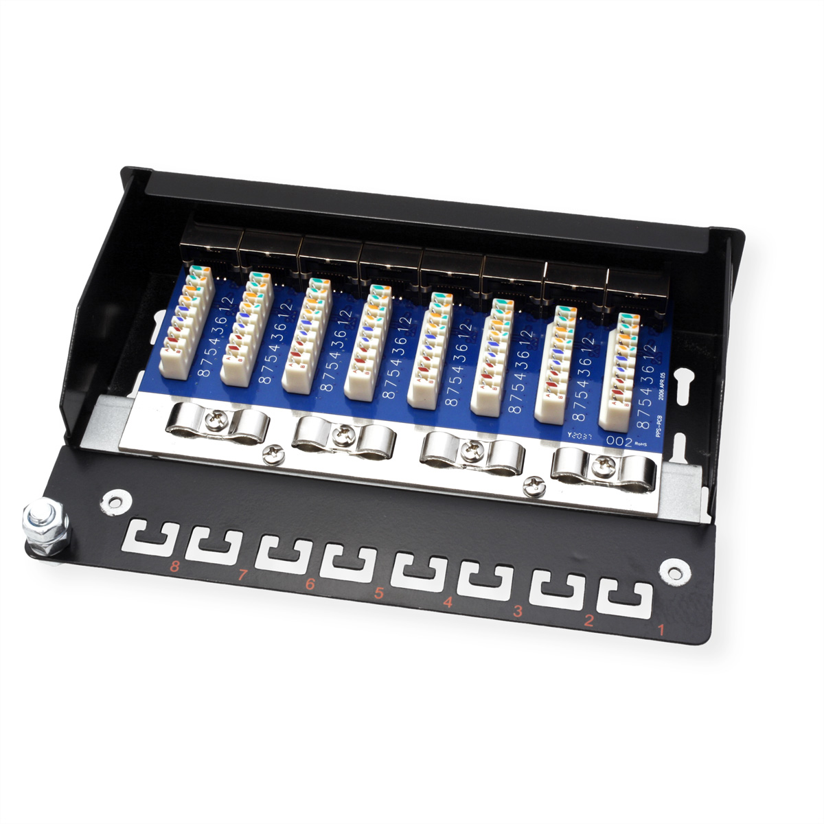 Ein schwarzes Netzwerk-Patchpanel mit nummerierten Anschlüssen und Steckern, isoliert auf Weiß.