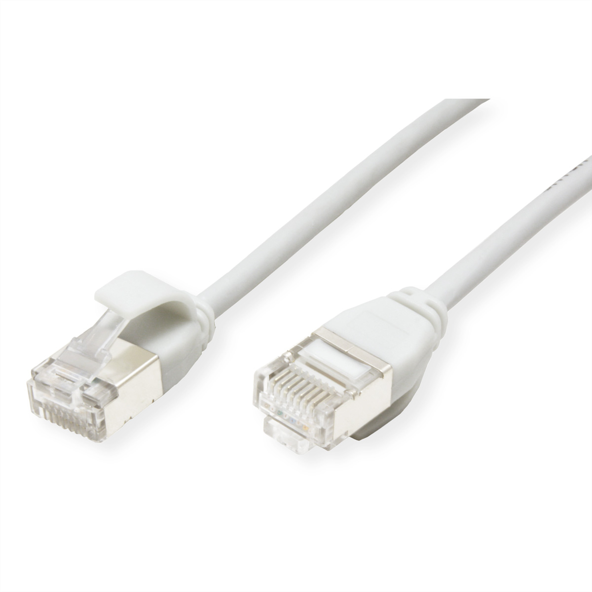 Zwei weiße Ethernet-Kabel mit Steckern. Sie sind auf weißem Hintergrund isoliert. Nahaufnahme.