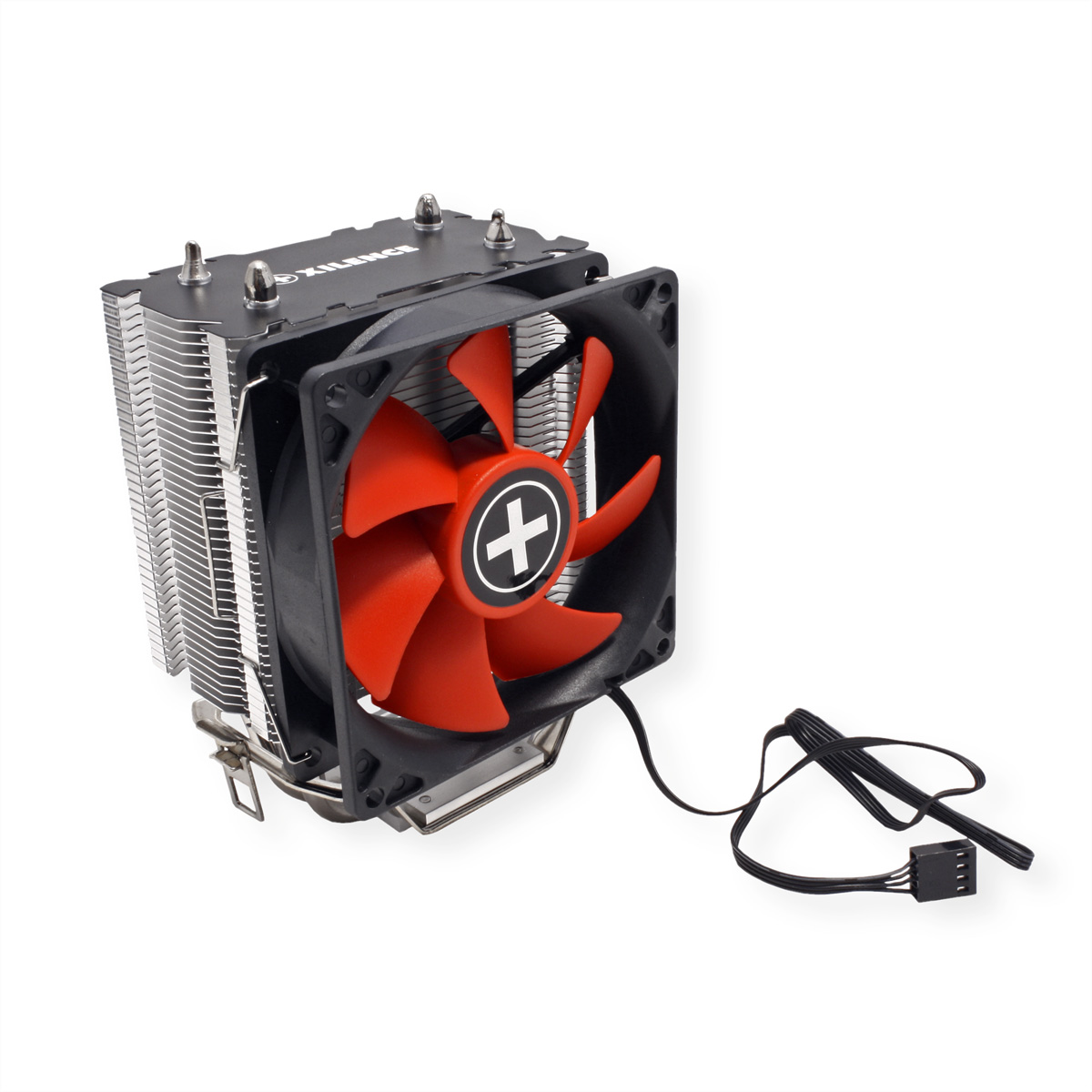 Zwarte computerventilator met rode ventilator en zilveren vinnen. Zwarte kabel aangesloten. Witte achtergrond.