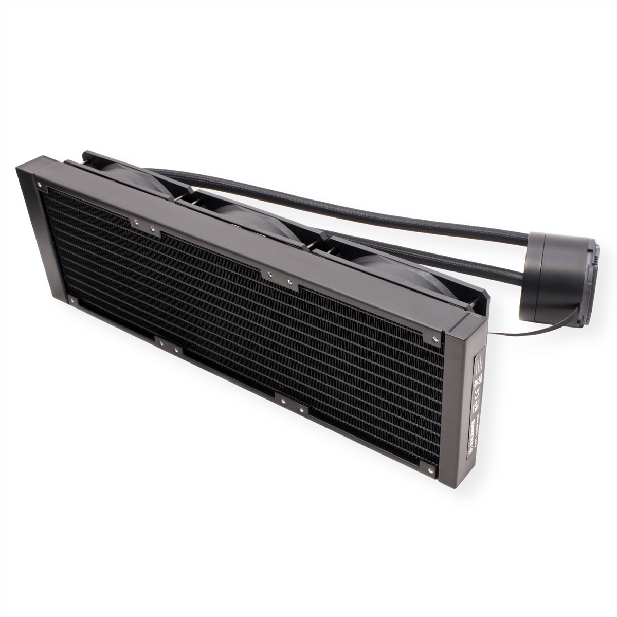 Czarny cooler wodny do PC z chłodnicą, wentylatorami i rurkami na białym tle. Podłączona czarna pompa.