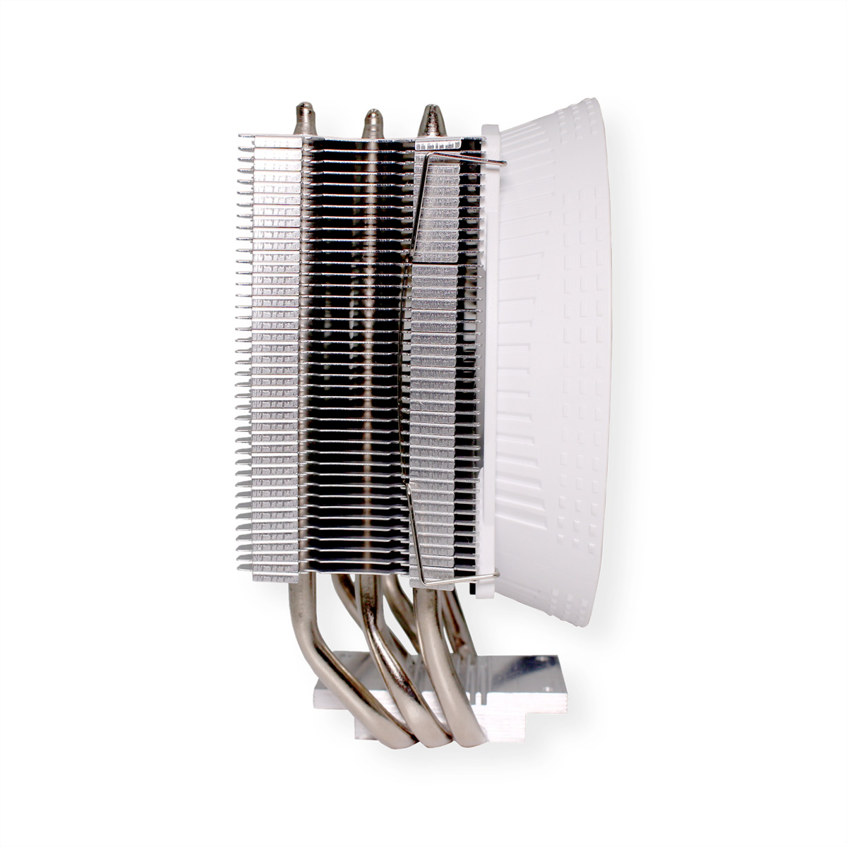 Un refroidisseur de CPU avec des ailettes métalliques et des tuyaux en cuivre sur fond blanc. A un ventilateur attaché.