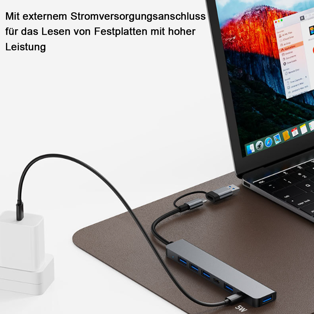 Laptop mit USB-Hub und Netzteil verbunden. Auf dem Laptop-Bildschirm wird ein Anwendungsfenster angezeigt.