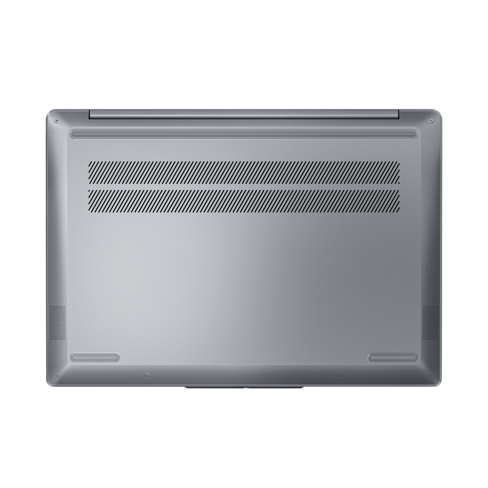 De onderkant van een zilveren laptop met ventilatieopeningen en andere details.