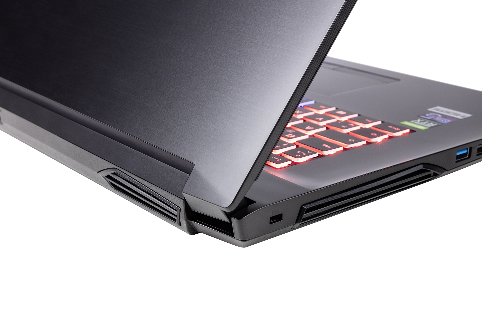 Laptop nero, parzialmente aperto, tastiera illuminata di rosso. Sfondo bianco.