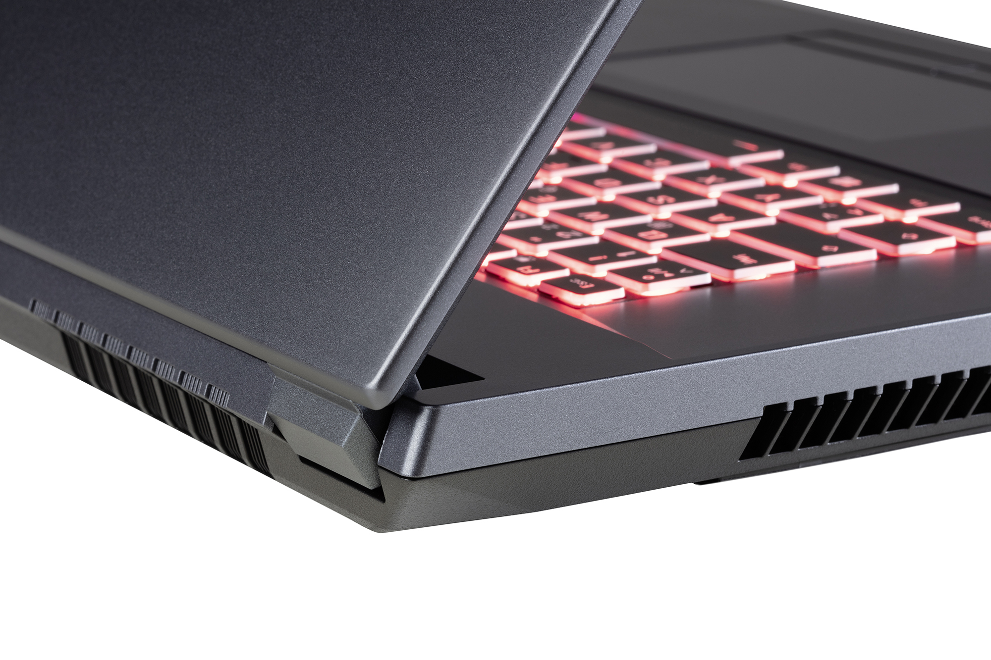 Primo piano della cerniera e della tastiera del laptop. Sono visibili luci rosse dalla tastiera. Il laptop è grigio scuro.