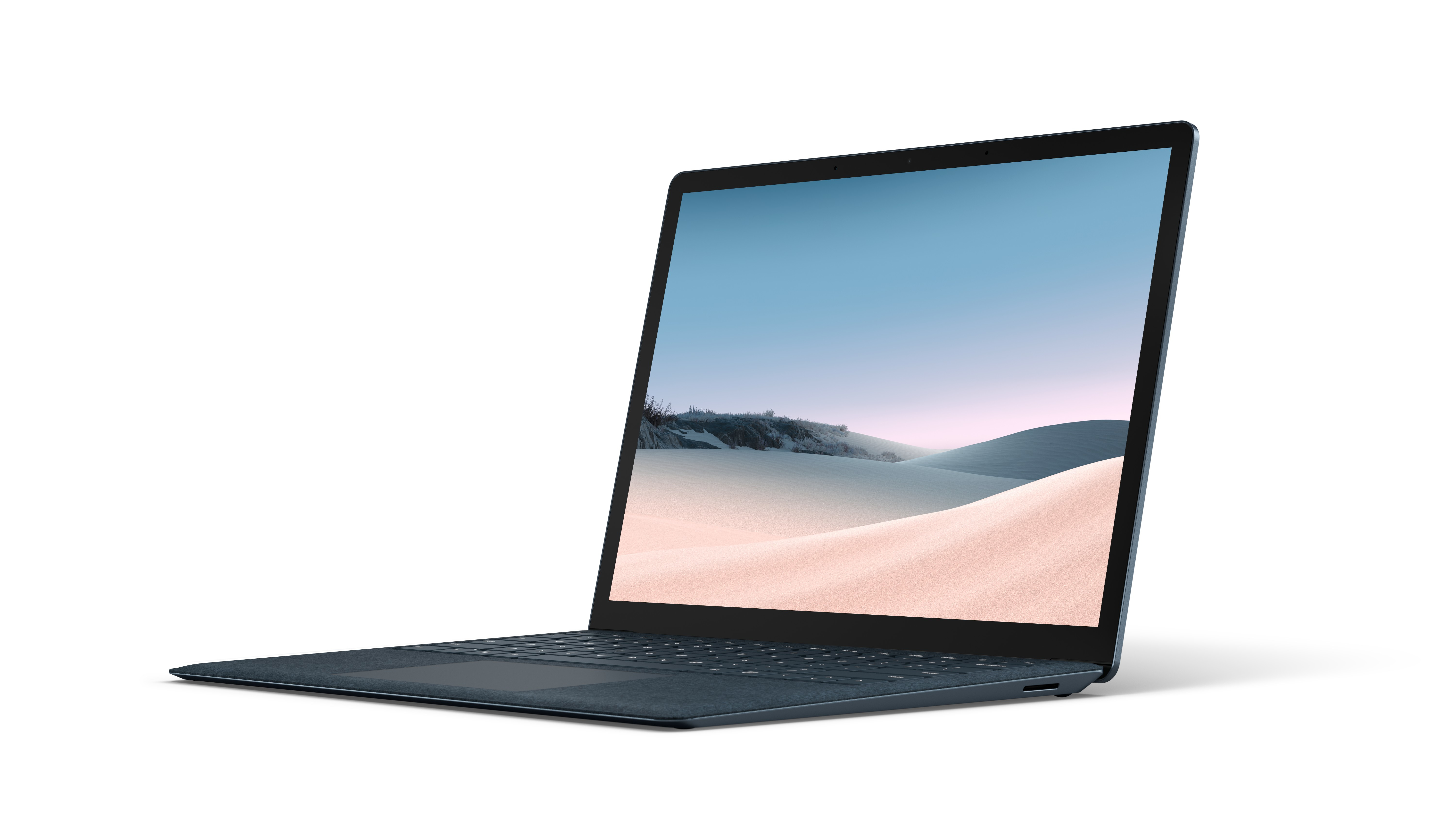 Dunkelblauer Laptop offen. Zeigt eine Wüstenlandschaft. Er steht auf weißem Untergrund. Die Tastatur ist sichtbar.