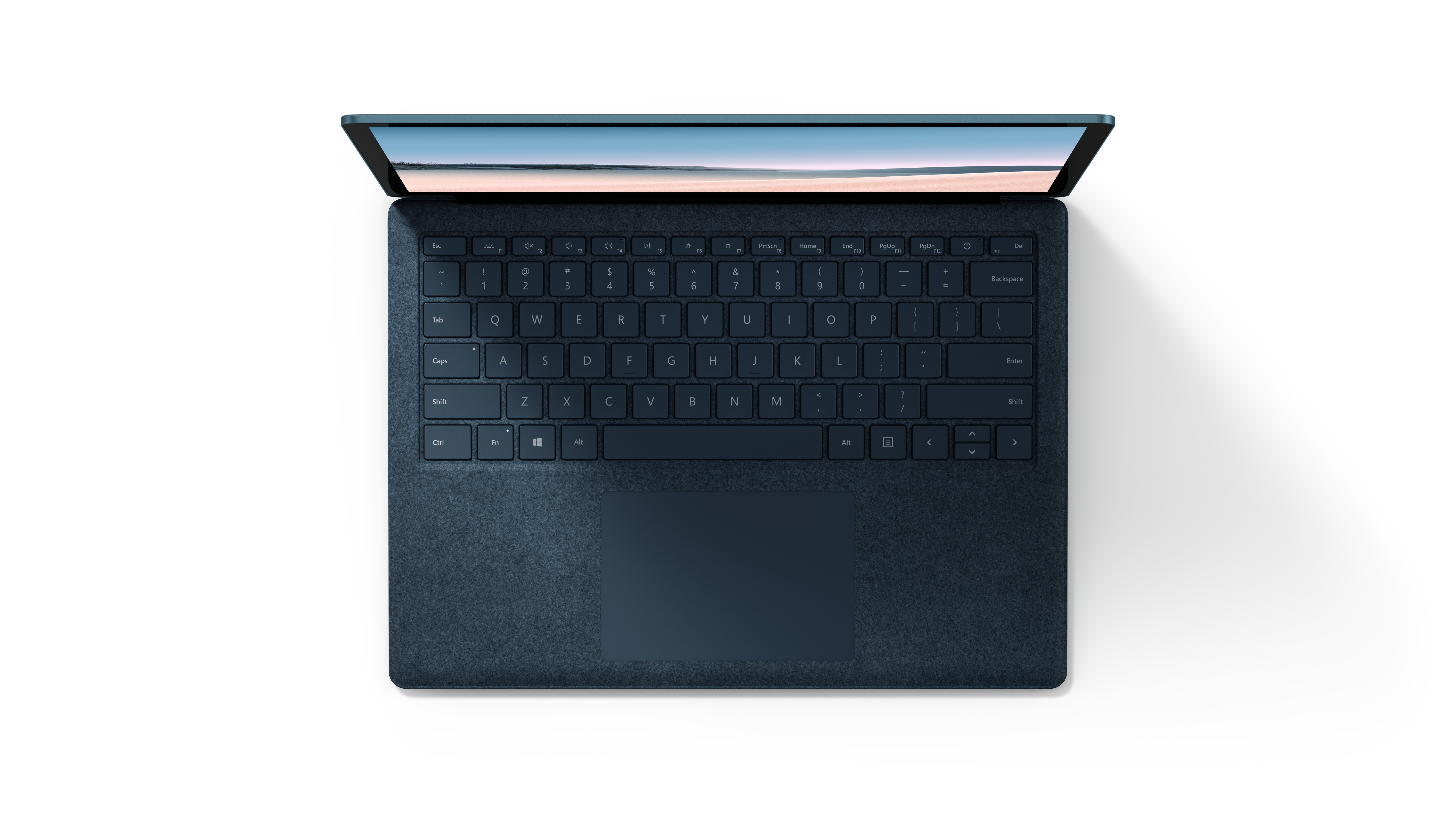 Draufsicht auf einen dunkelblauen Laptop mit Tastatur. Der Bildschirm zeigt eine Landschaft.