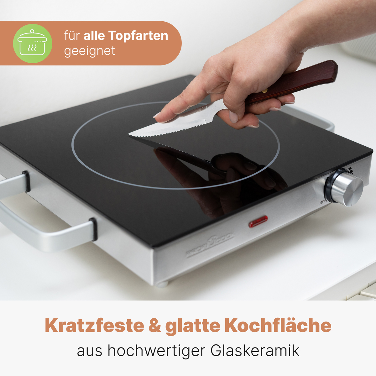 Czarna płyta indukcyjna. Dłoń trzymająca nóż. Tekst mówi dla wszystkich garnków.