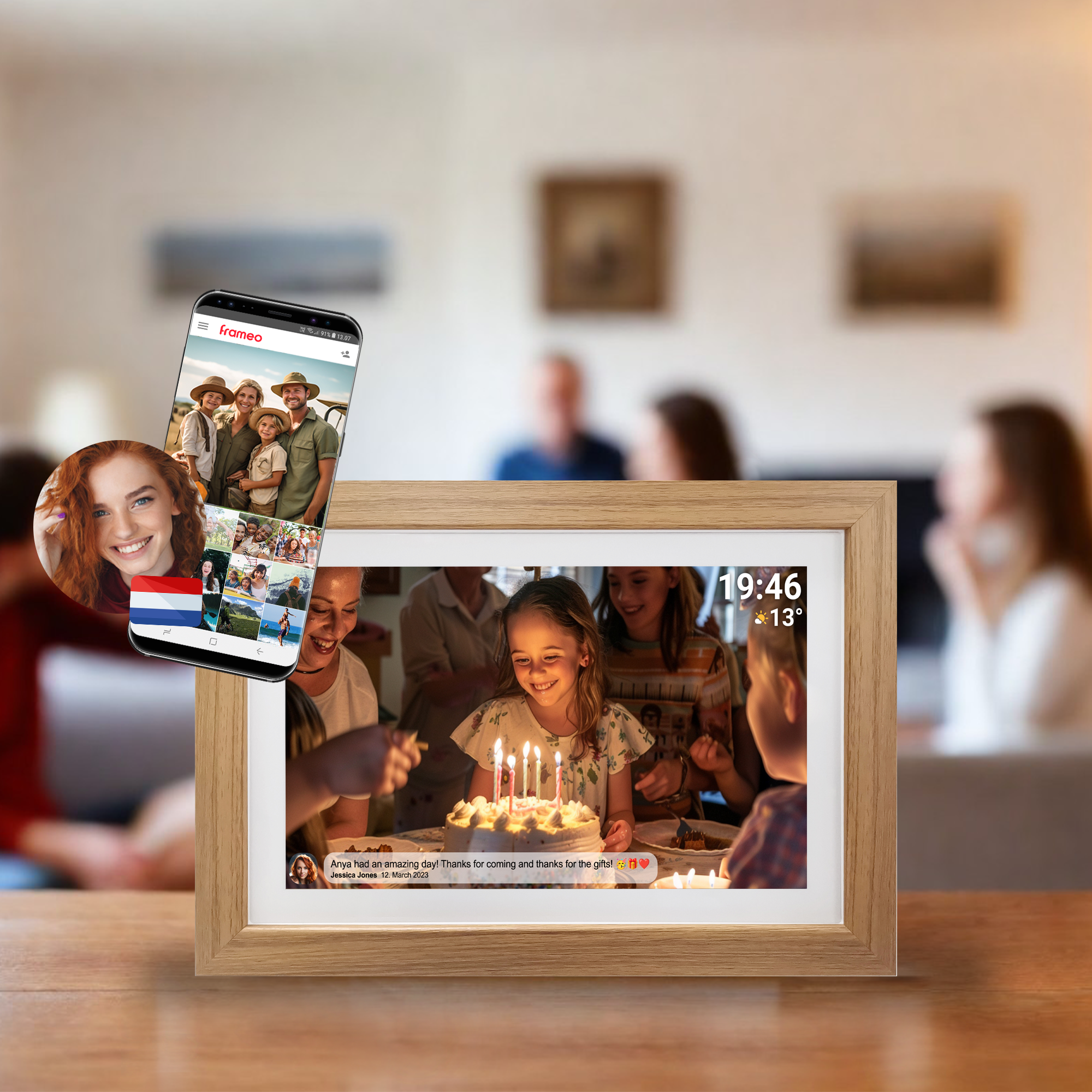 Cadre photo numérique, affichant une scène de fête d'anniversaire, avec un téléphone montrant des photos.