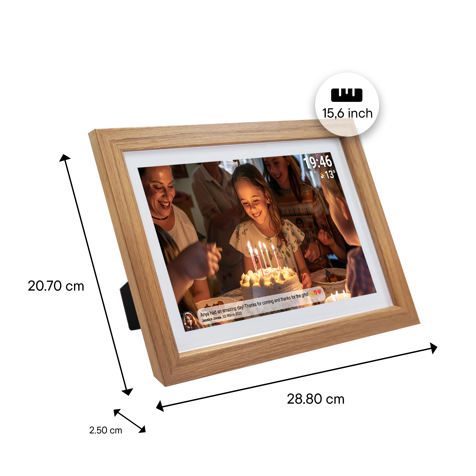 Cadre photo numérique avec photo d'une fête d'anniversaire. Dimensions données. Le cadre est en bois.