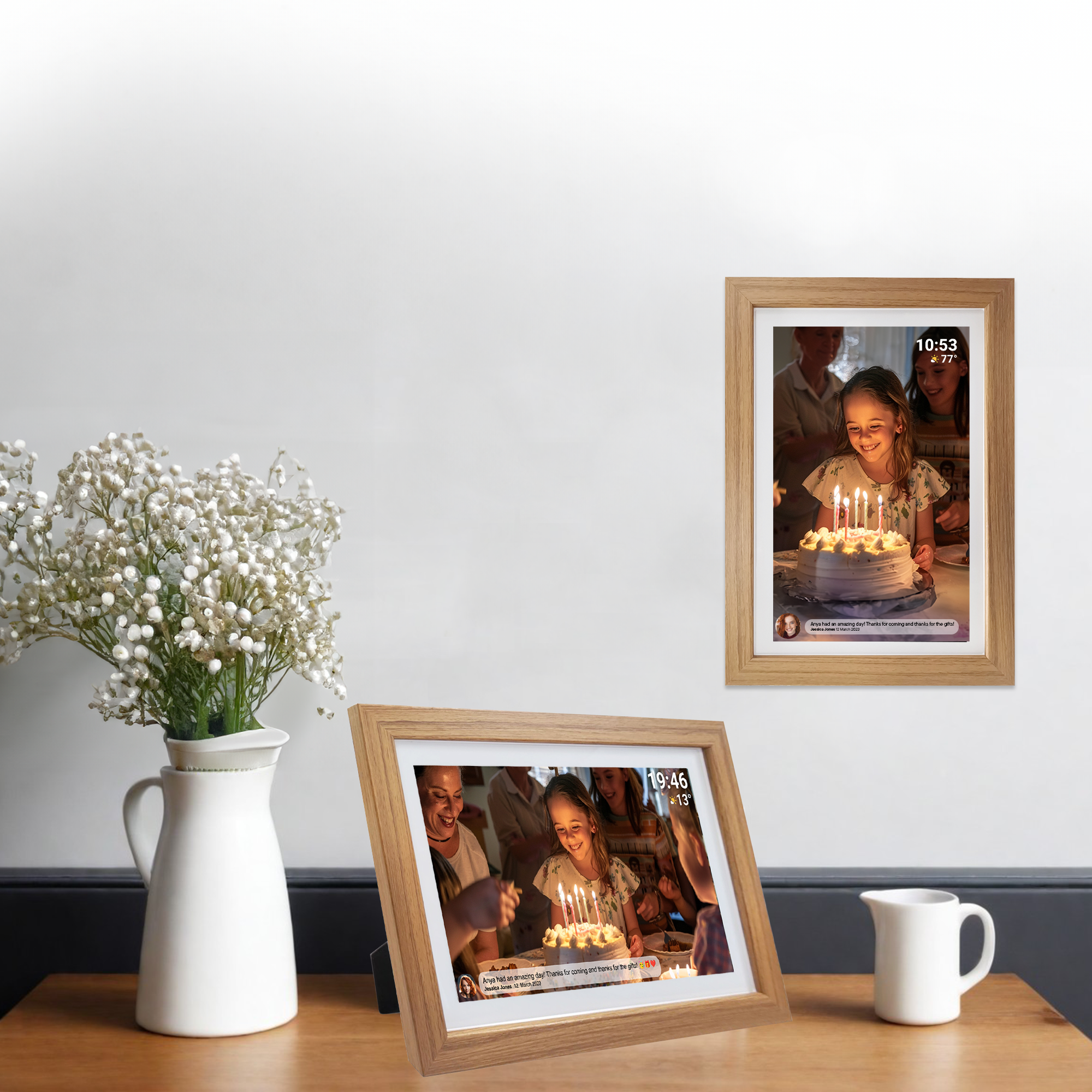 Cadres photo numériques affichant des photos de fête d'anniversaire, avec un vase de fleurs.