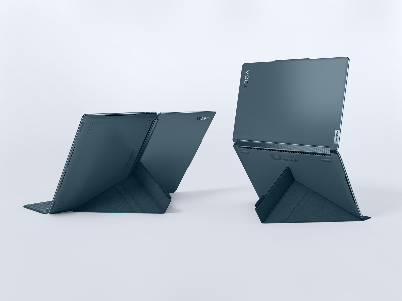İki mavi Lenovo Yoga dizüstü bilgisayar, açık, benzersiz bir çadır benzeri konfigürasyonda, beyaz zemin üzerinde.