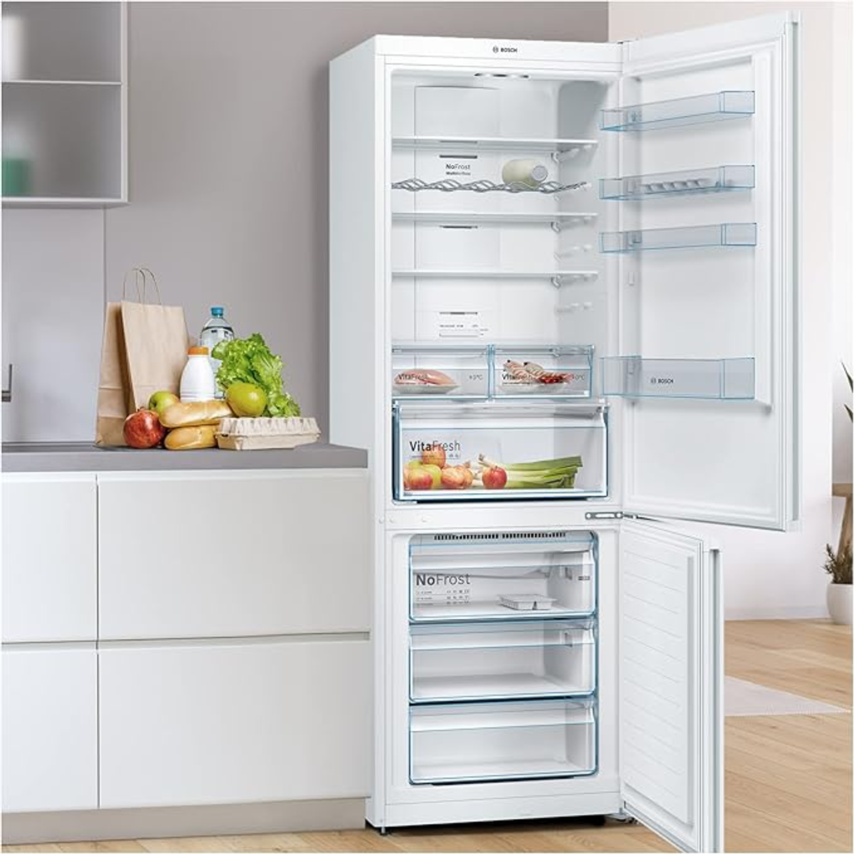 Un refrigerador con las puertas abiertas, mostrando alimentos. Se ven verduras y comestibles.